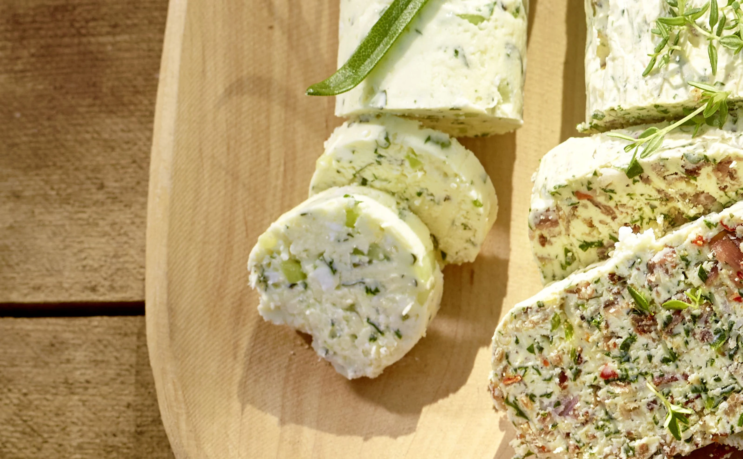 Feta-Gurkenbutter mit Knoblauch und Kräutern