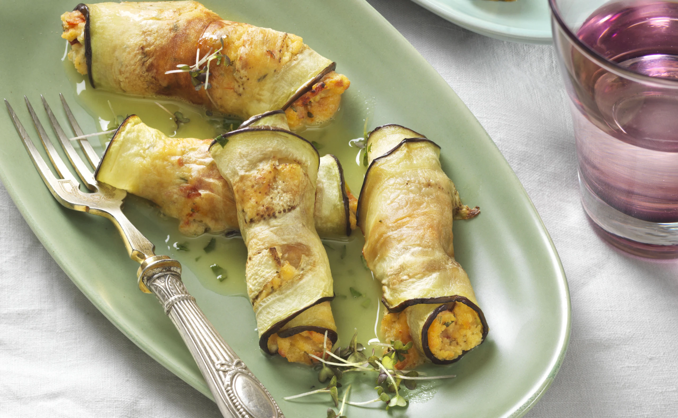 Melanzaniröllchen mit Kräuterfond