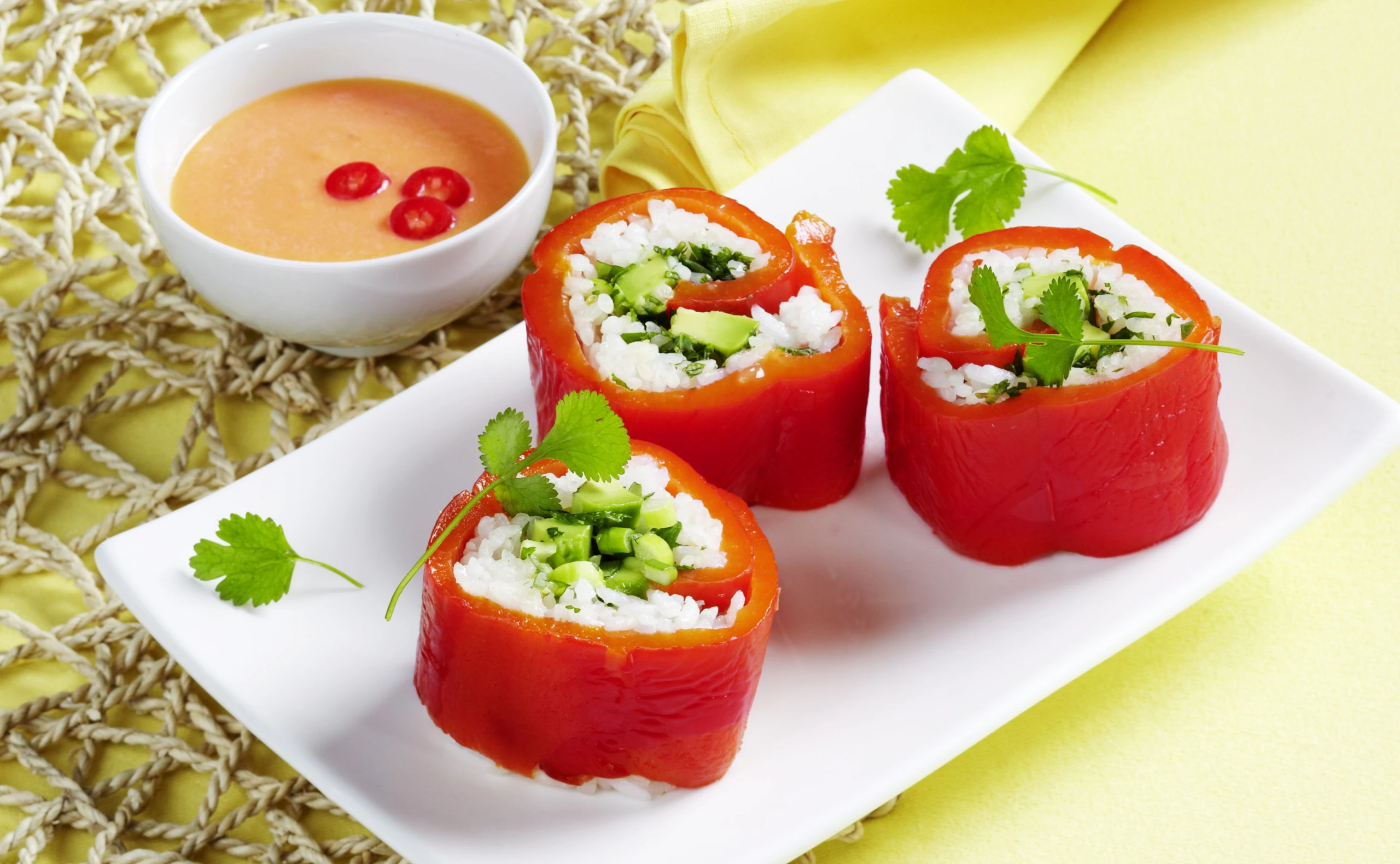 Paprika-Sushi mit Avocado