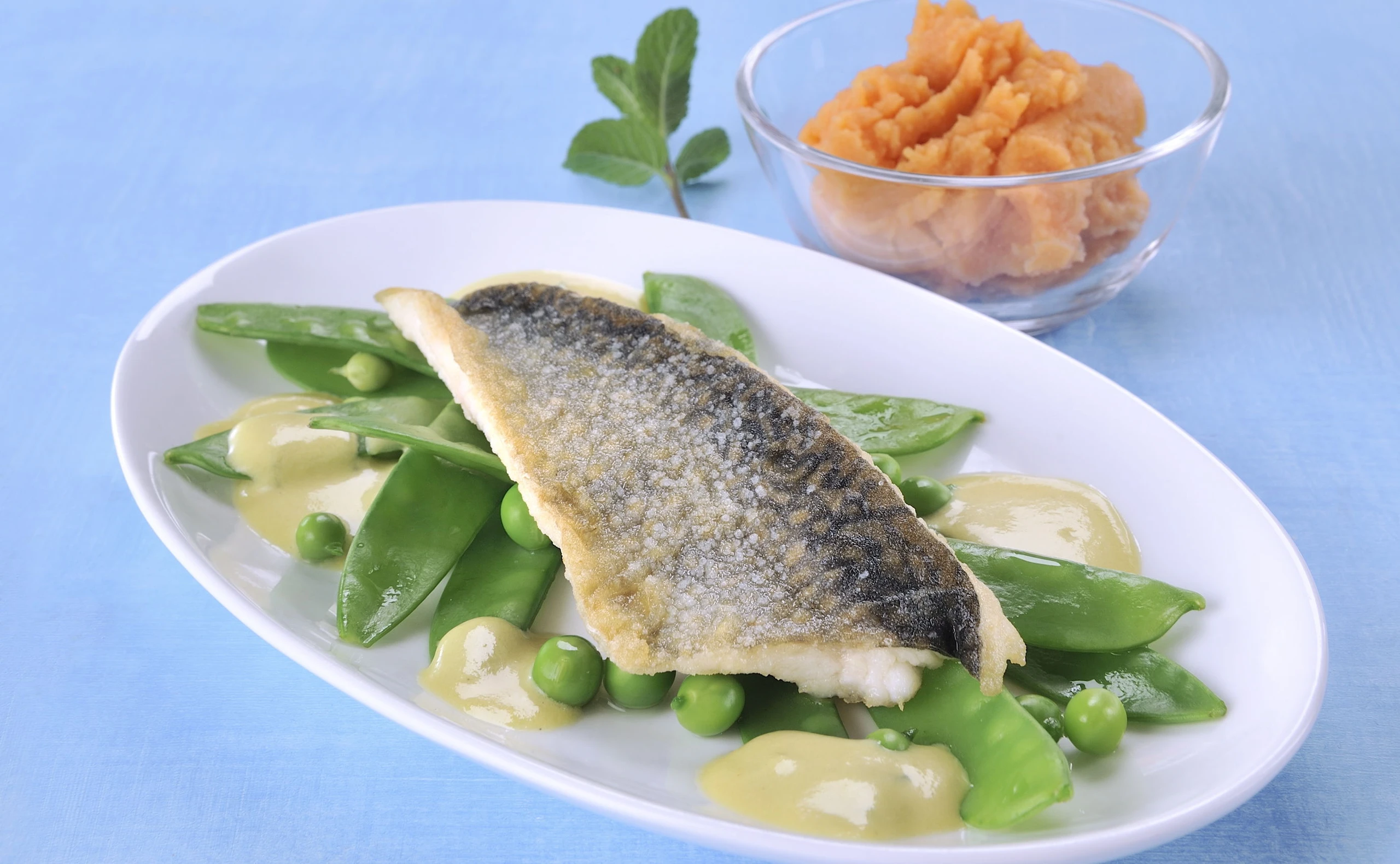 Saiblingsfilet mit Püree, Erbsen und Joghurt-Sauce