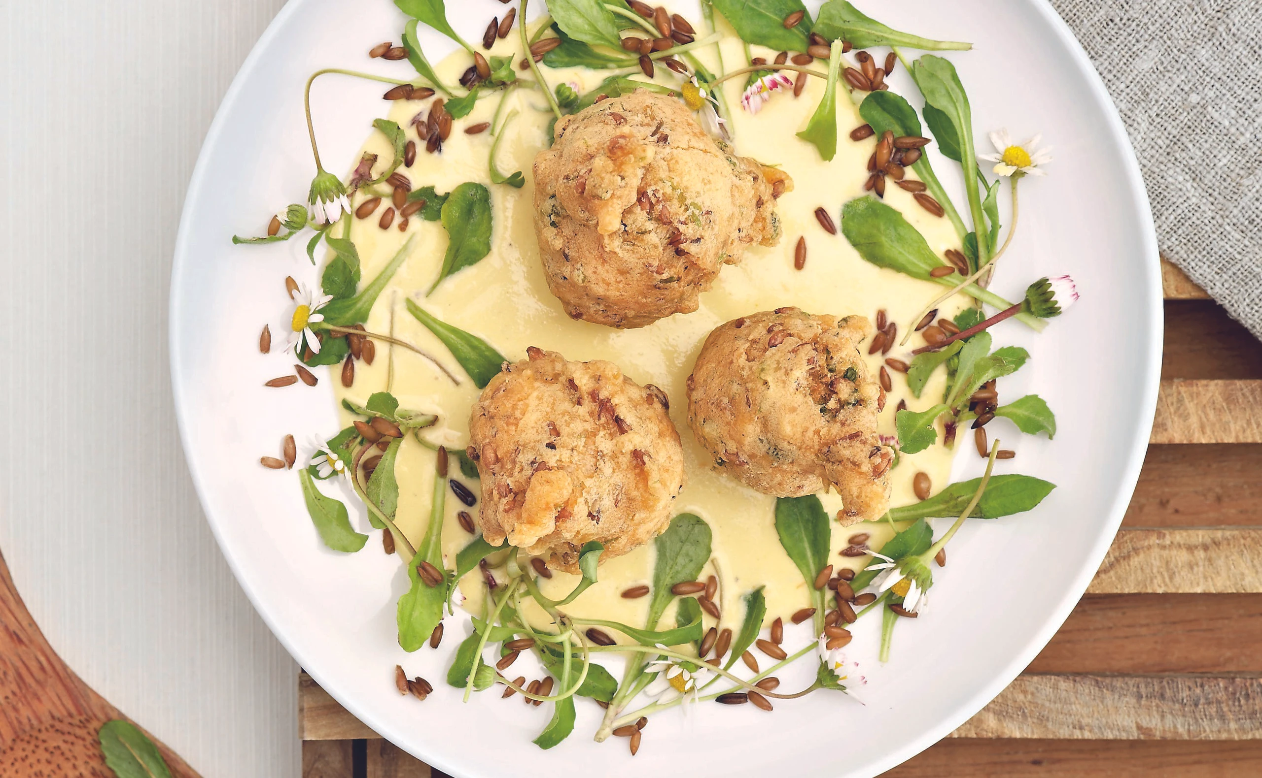 Gänseblümchen-Waldstaudenkornbeignets
