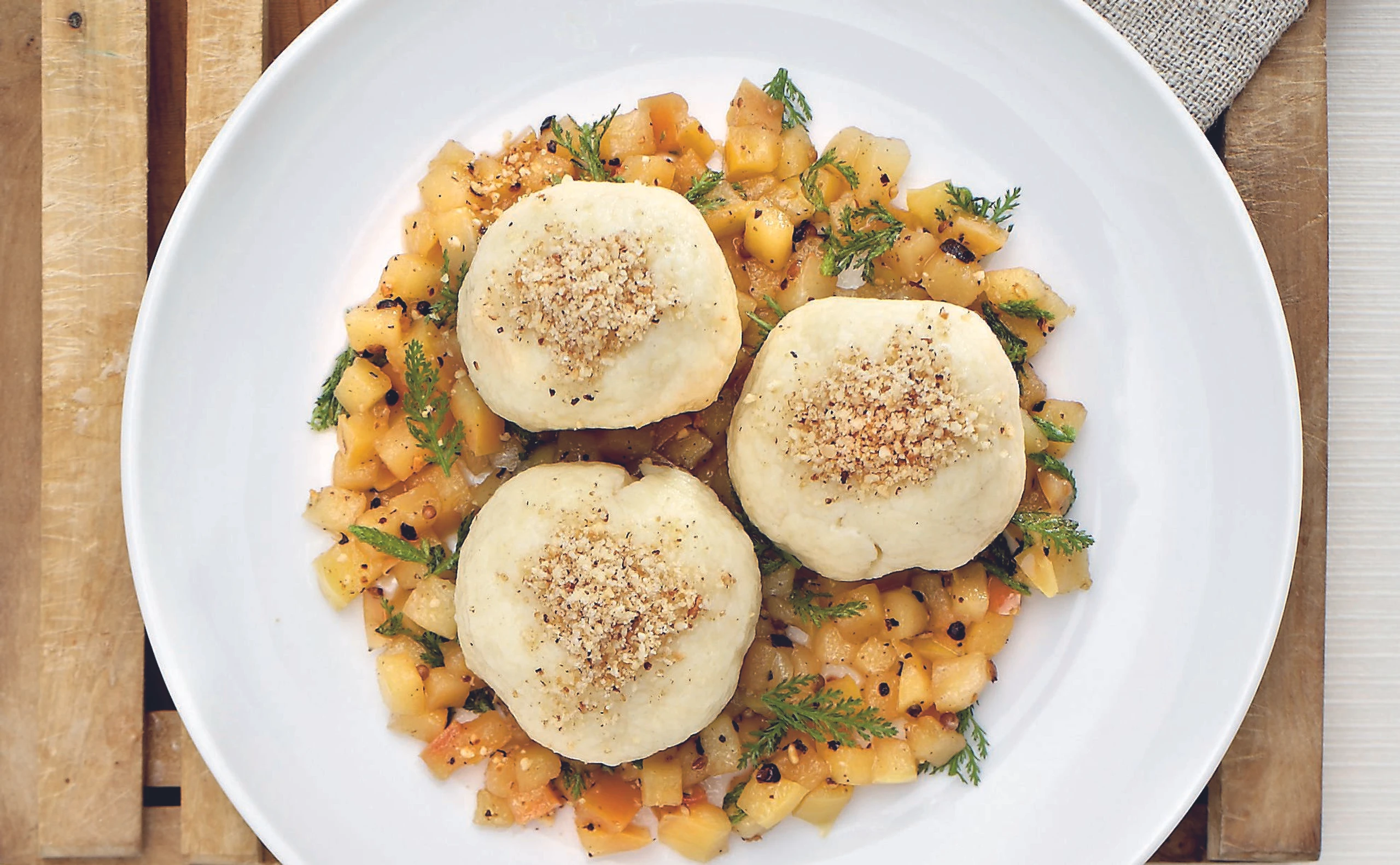 Erdäpfel-Schafkäseknödel mit Schafgarbe