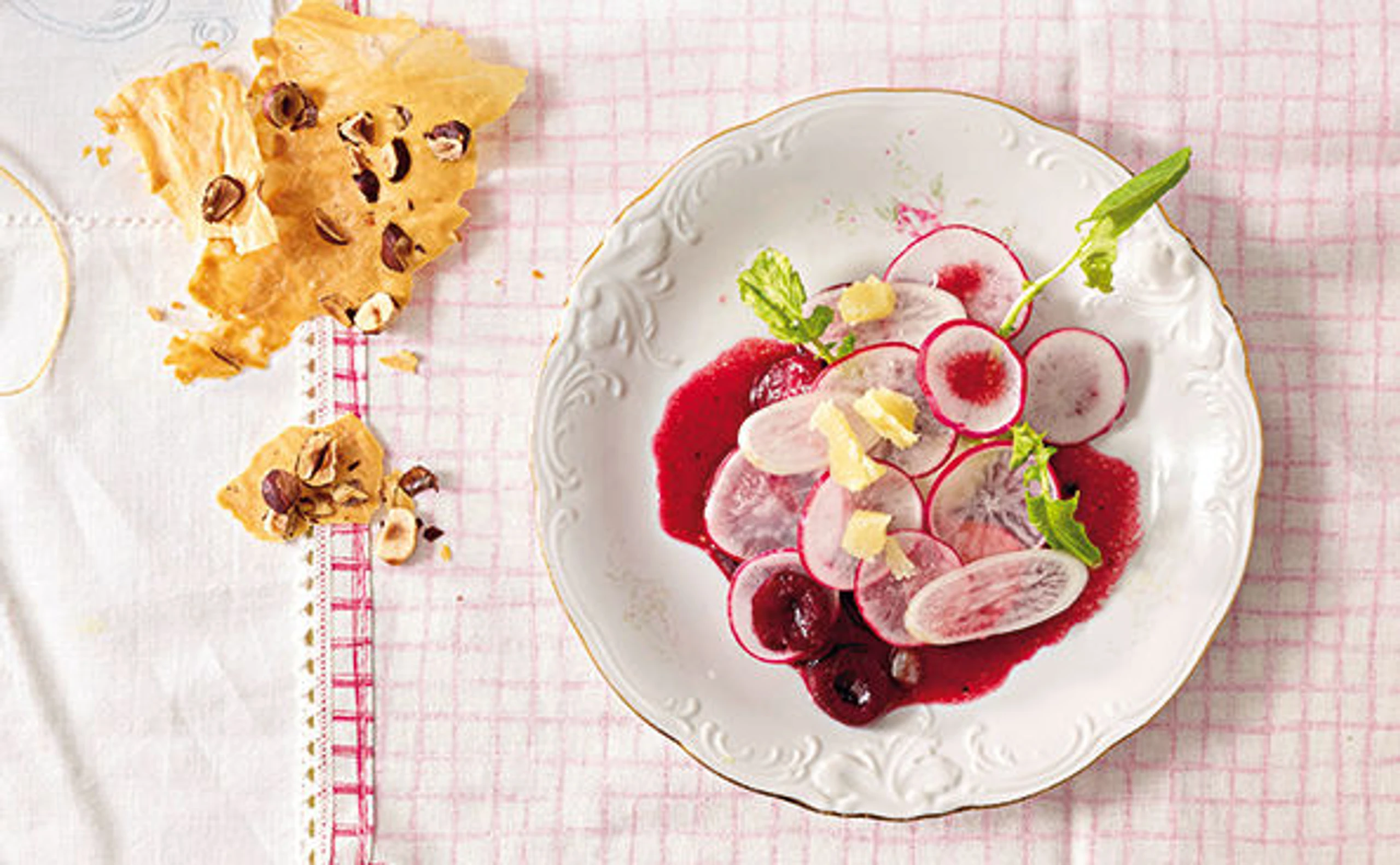 Radieschen-Carpaccio mit Kirschen und Nussknusper