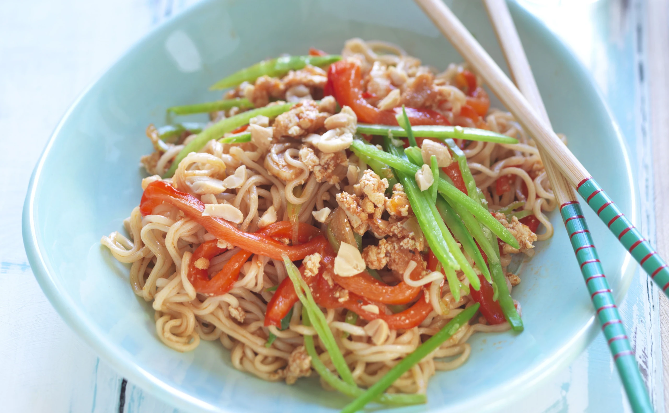 Asia-Nudeln mit Paprika und Tofu