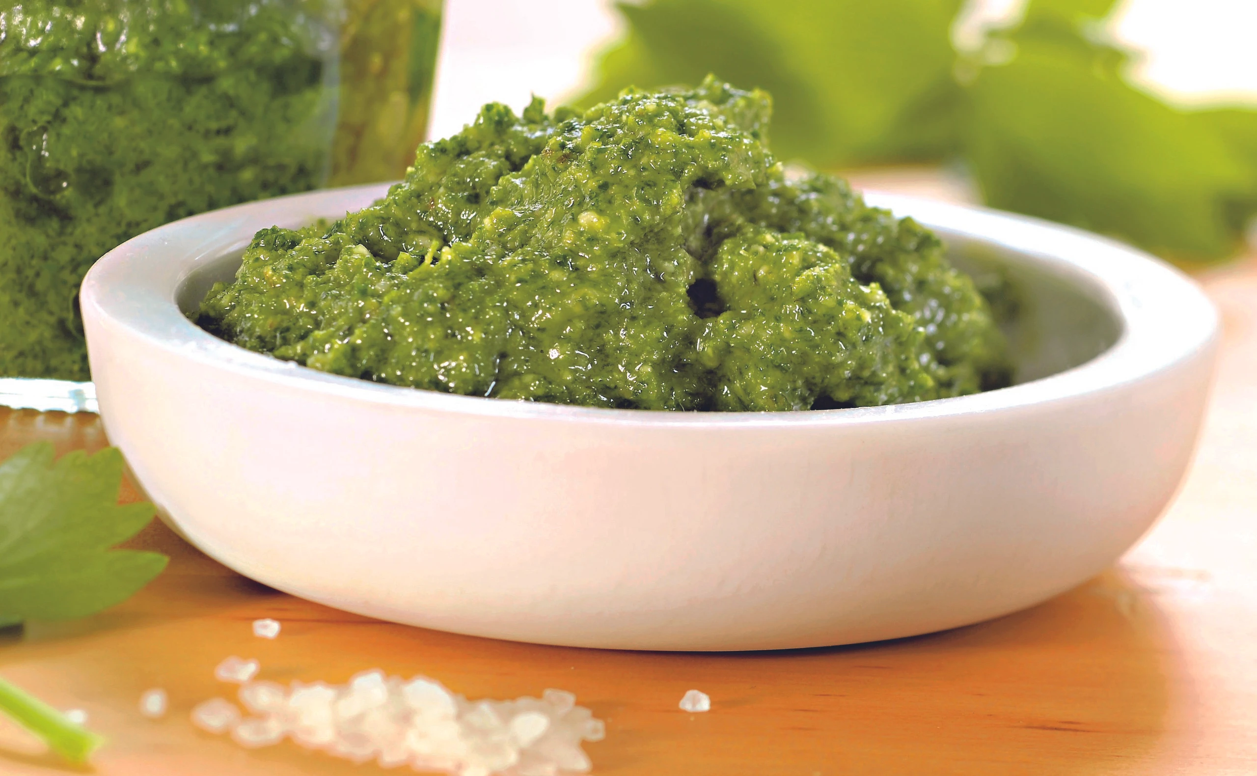 Liebstöckel-Pesto mit Pinienkernen