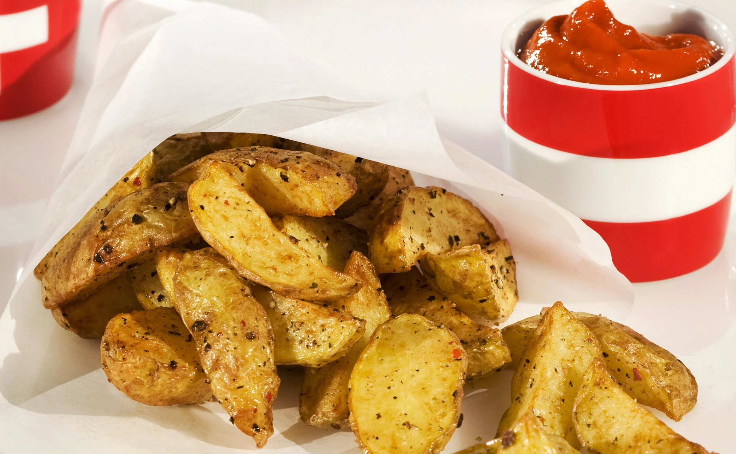 Gepfefferte Pommes mit Paprika-Ketchup