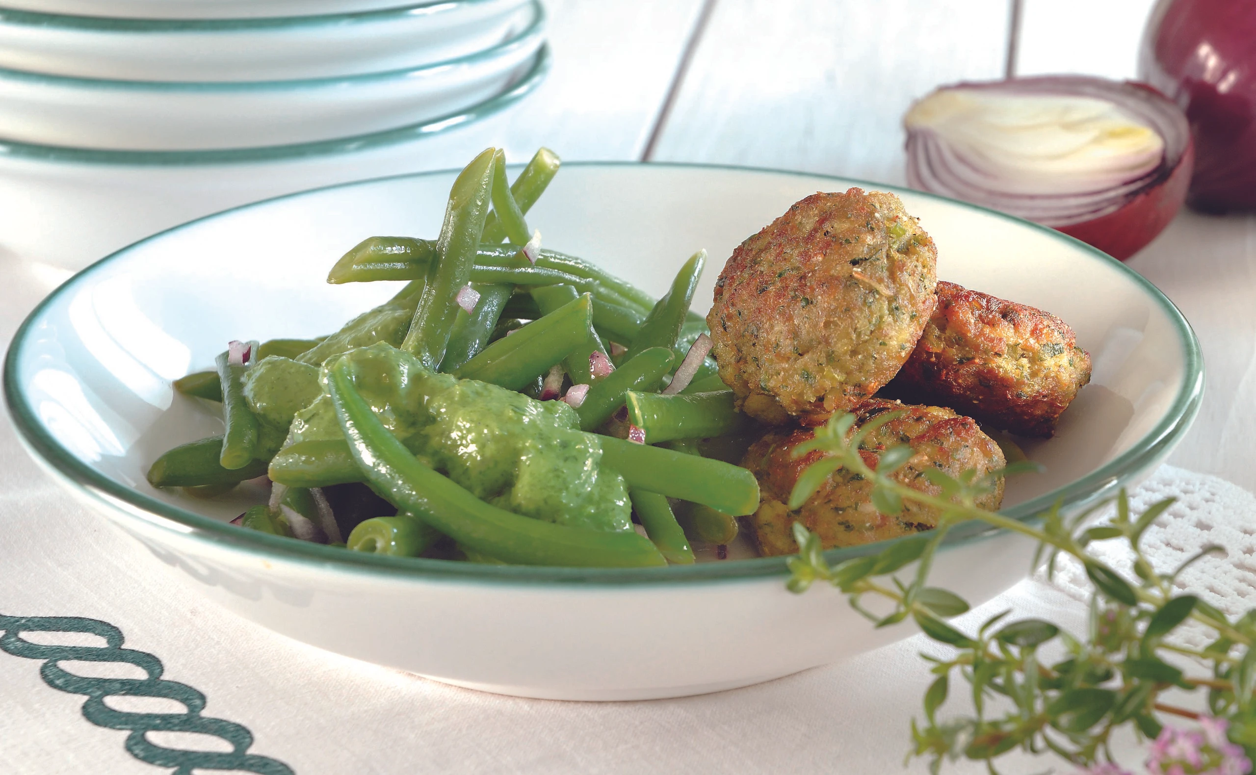 Lammfleisch-Erdäpfel-Laibchen mit Fisolensalat