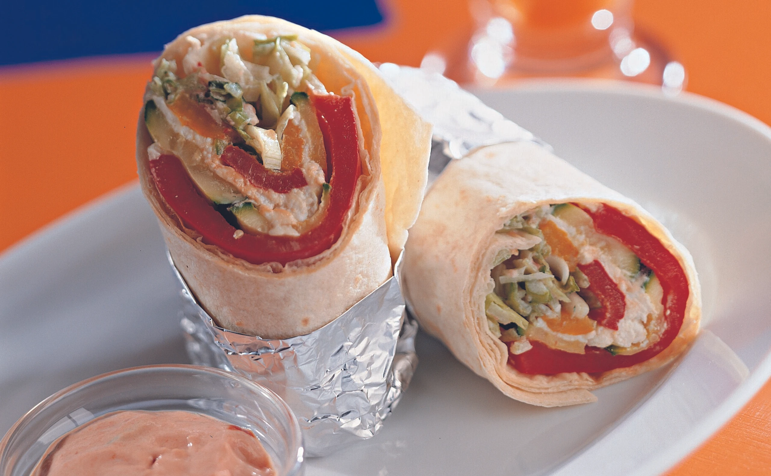 Wraps mit gegrilltem Gemüse, Schafkäse und Salsa-Dip