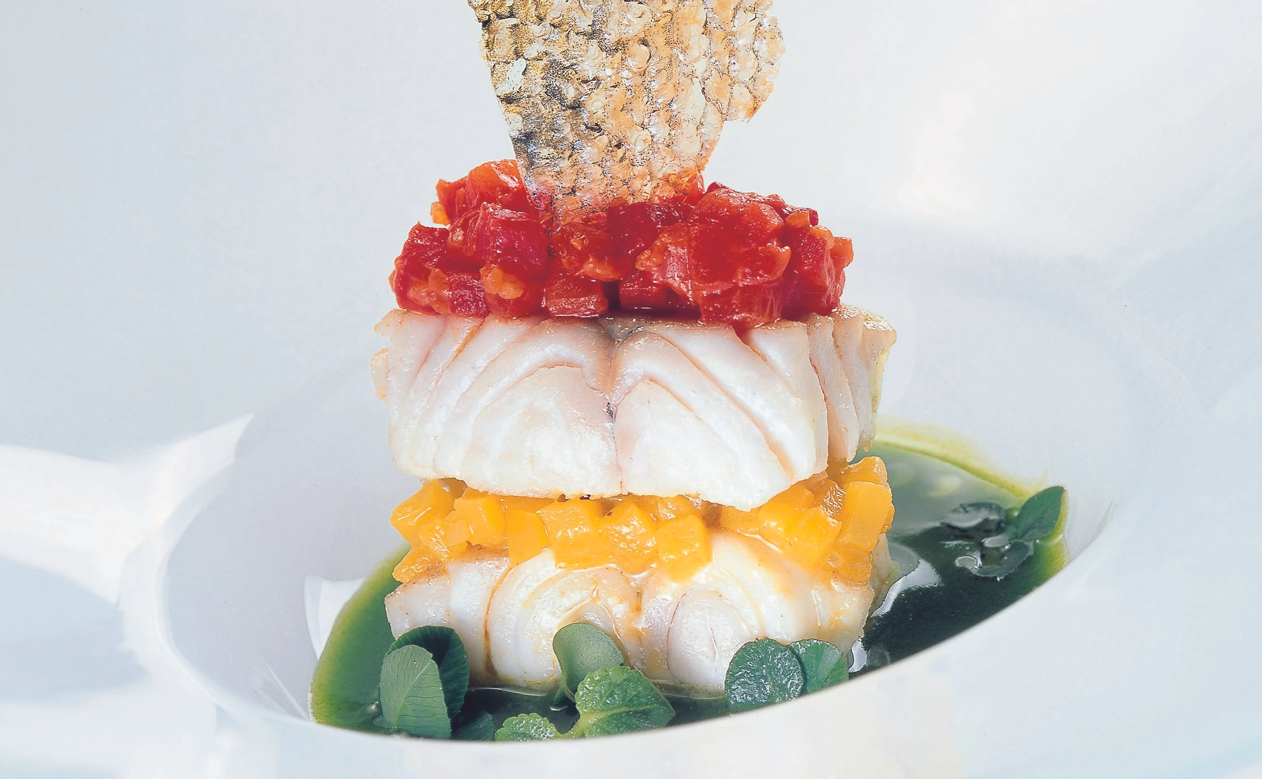 Mille feuilles von Zander und Paprika im Rotklee-Kräuter-Fond