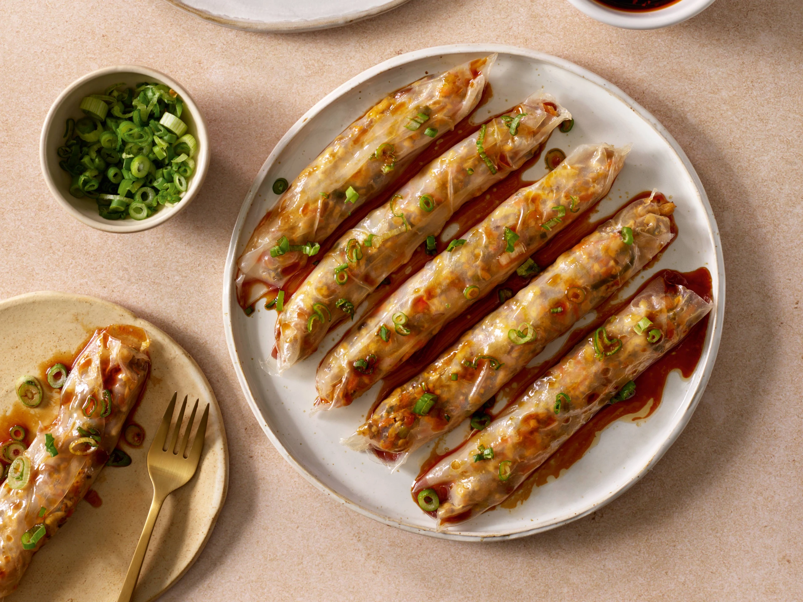 Gedämpfte Reispapierrollen mit faschierter Fülle