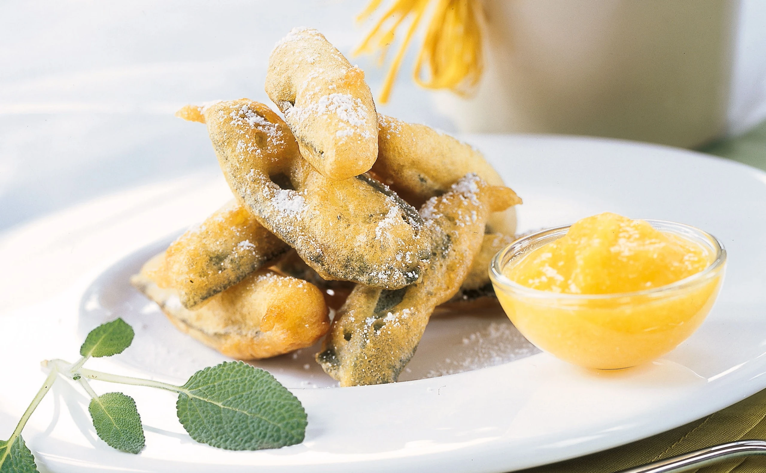 Salbeiblätter in Weinteig mit Marillenmus