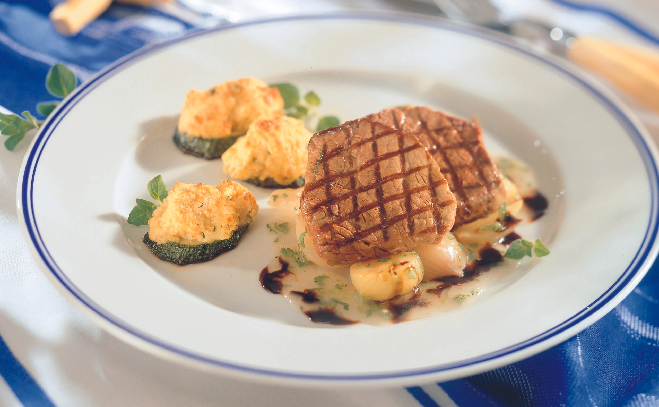 Ministeaks mit Schalotten, Balsamsauce und überbackener Zucchini