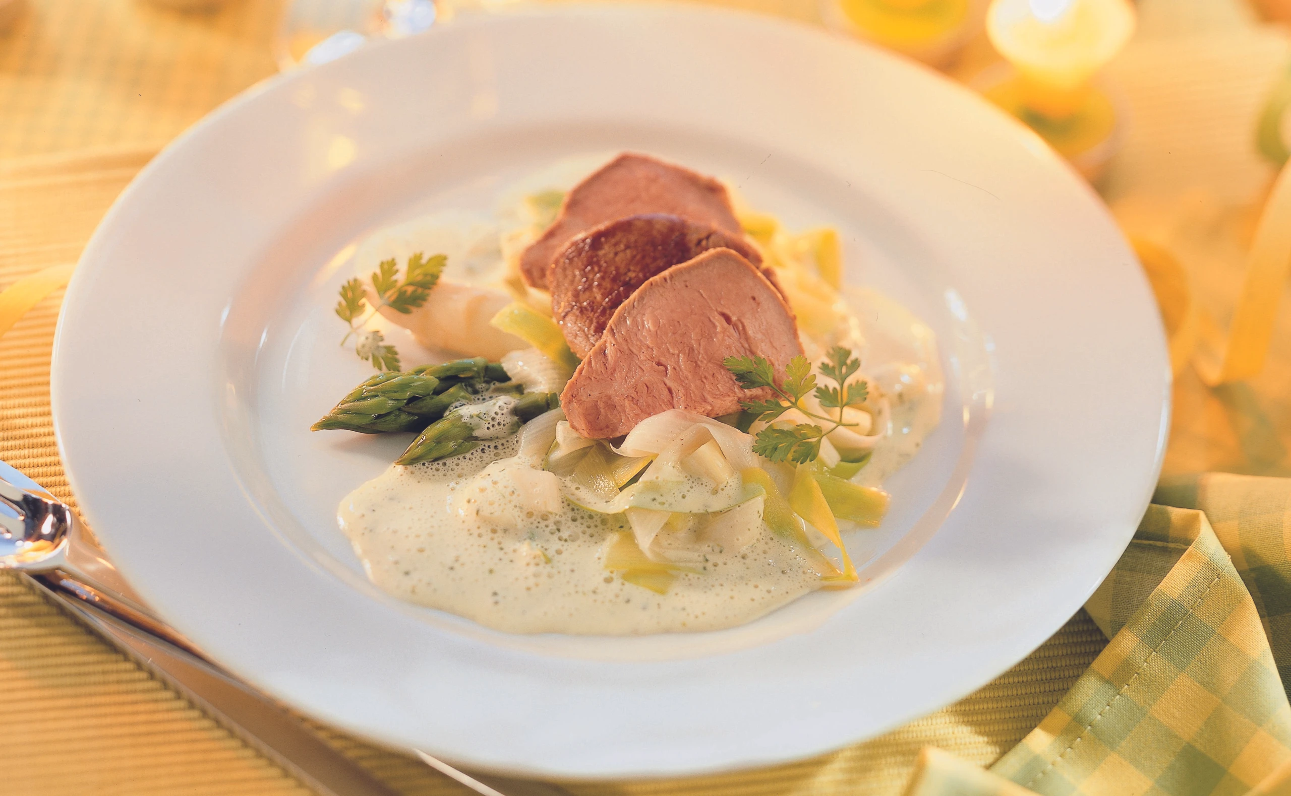 Kalbsfilet mit Spargelnudeln und Kerbelsauce