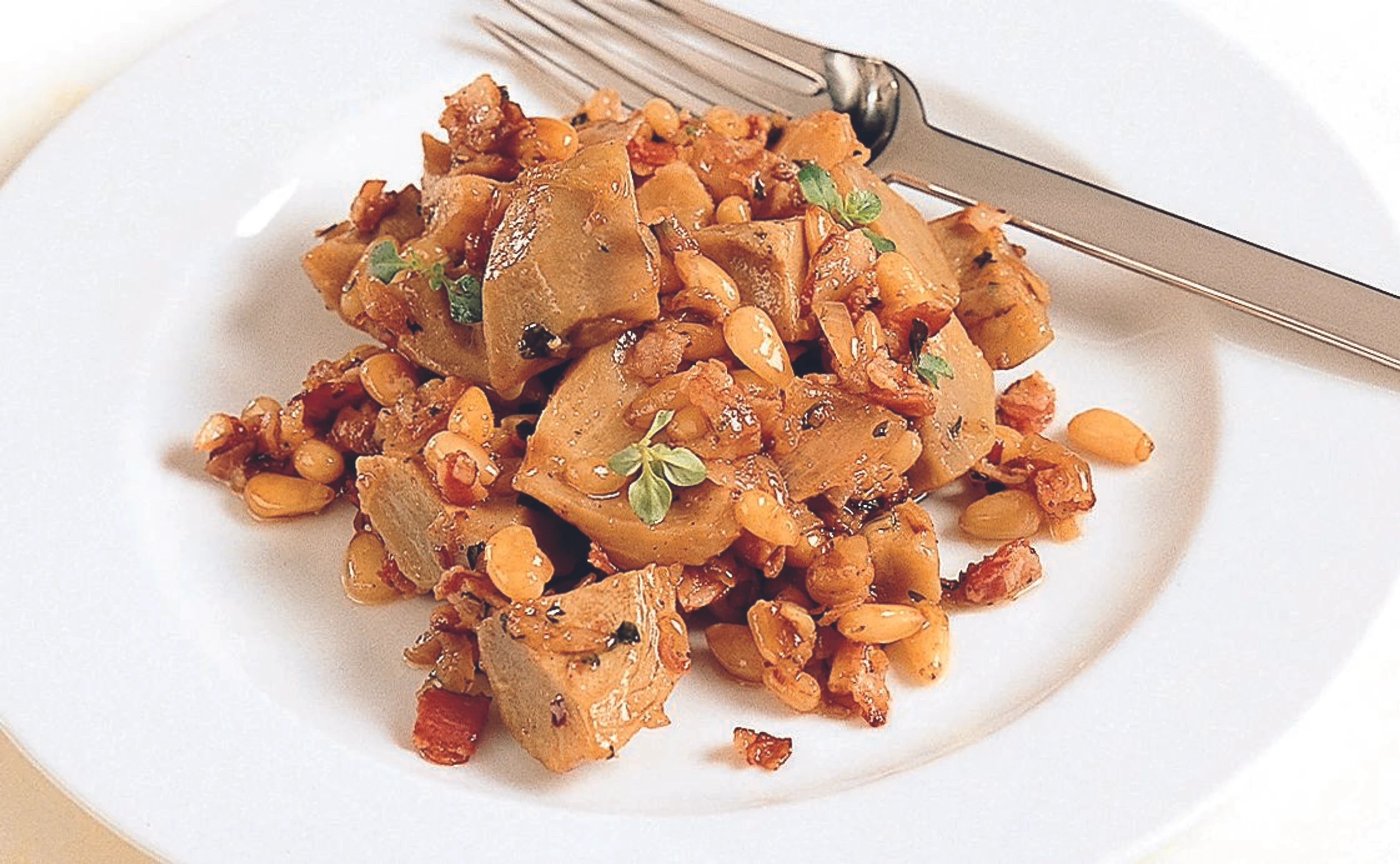 Pikante Artischockenböden mit Speck und Pinienkernen