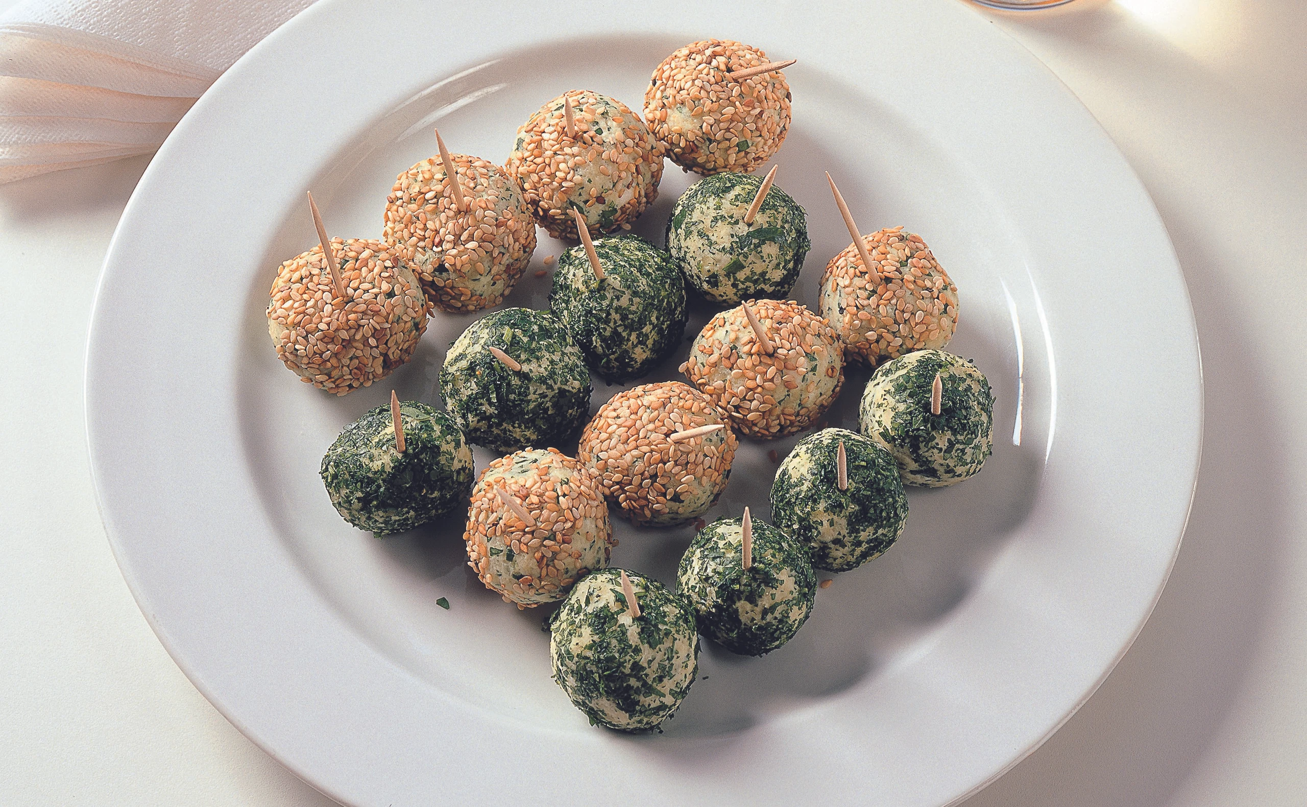 Käsebällchen in Sesam- und Kräuterhülle