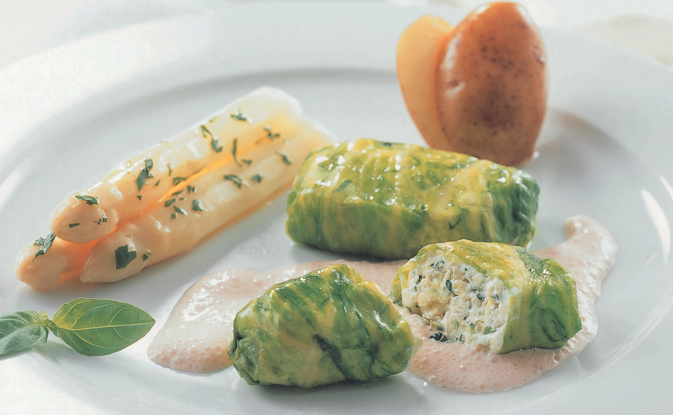 Gefüllte Salatblätter mit Paradeisschaum und Spargel mit Basilikumvinaigrette