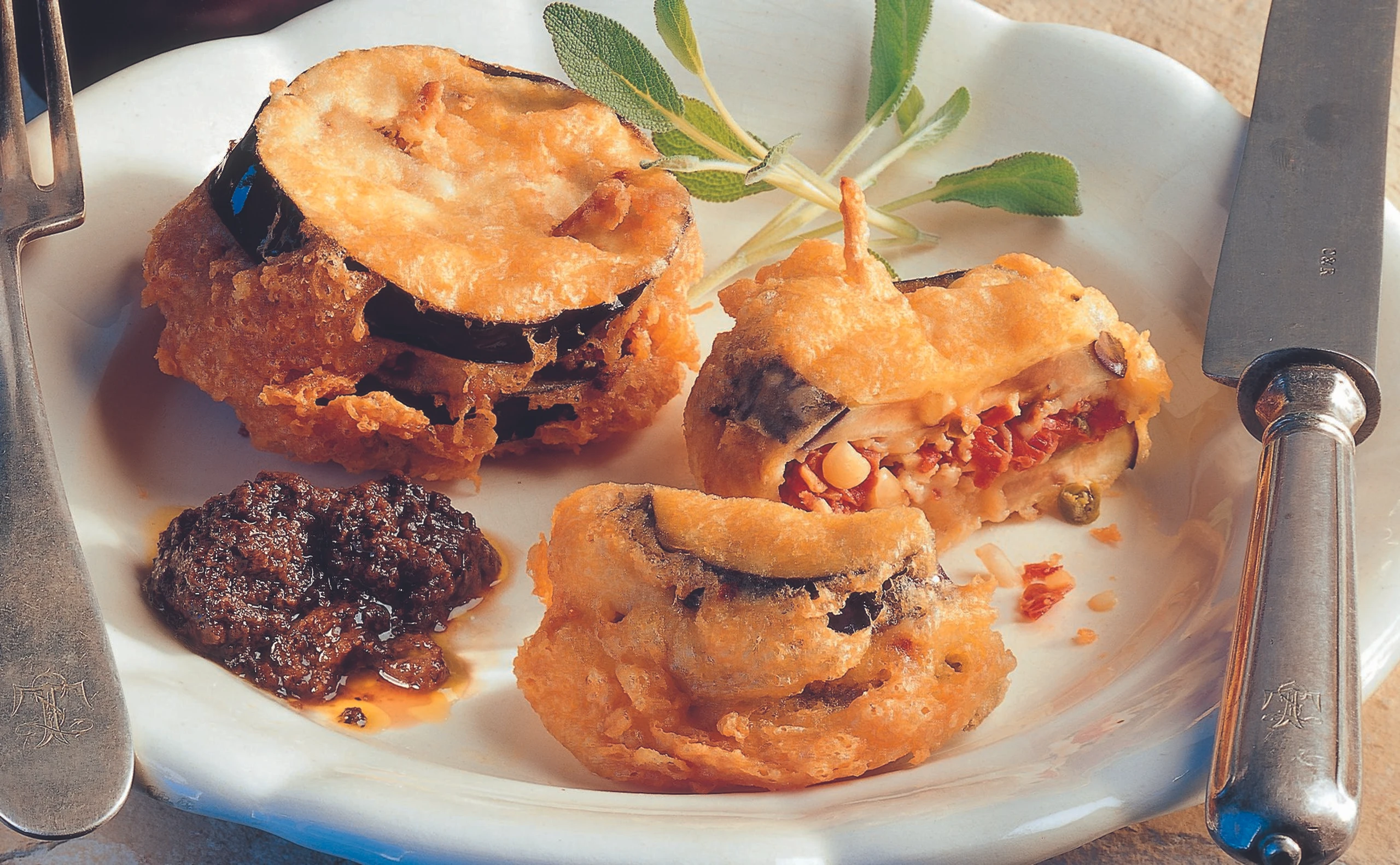 Gefüllte Melanzanischeiben in der Käsehülle mit Olivencreme