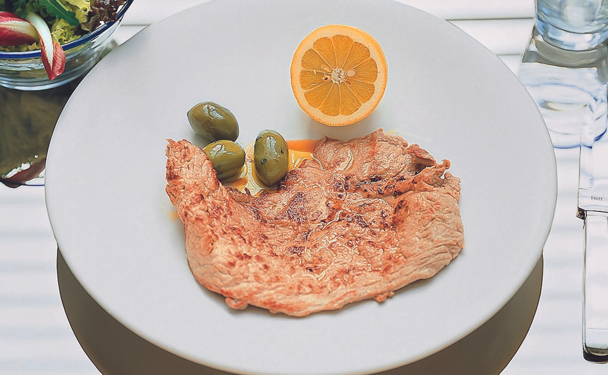Gegrillte Kalbsschnitzel mit Olivenöl und Zitrone