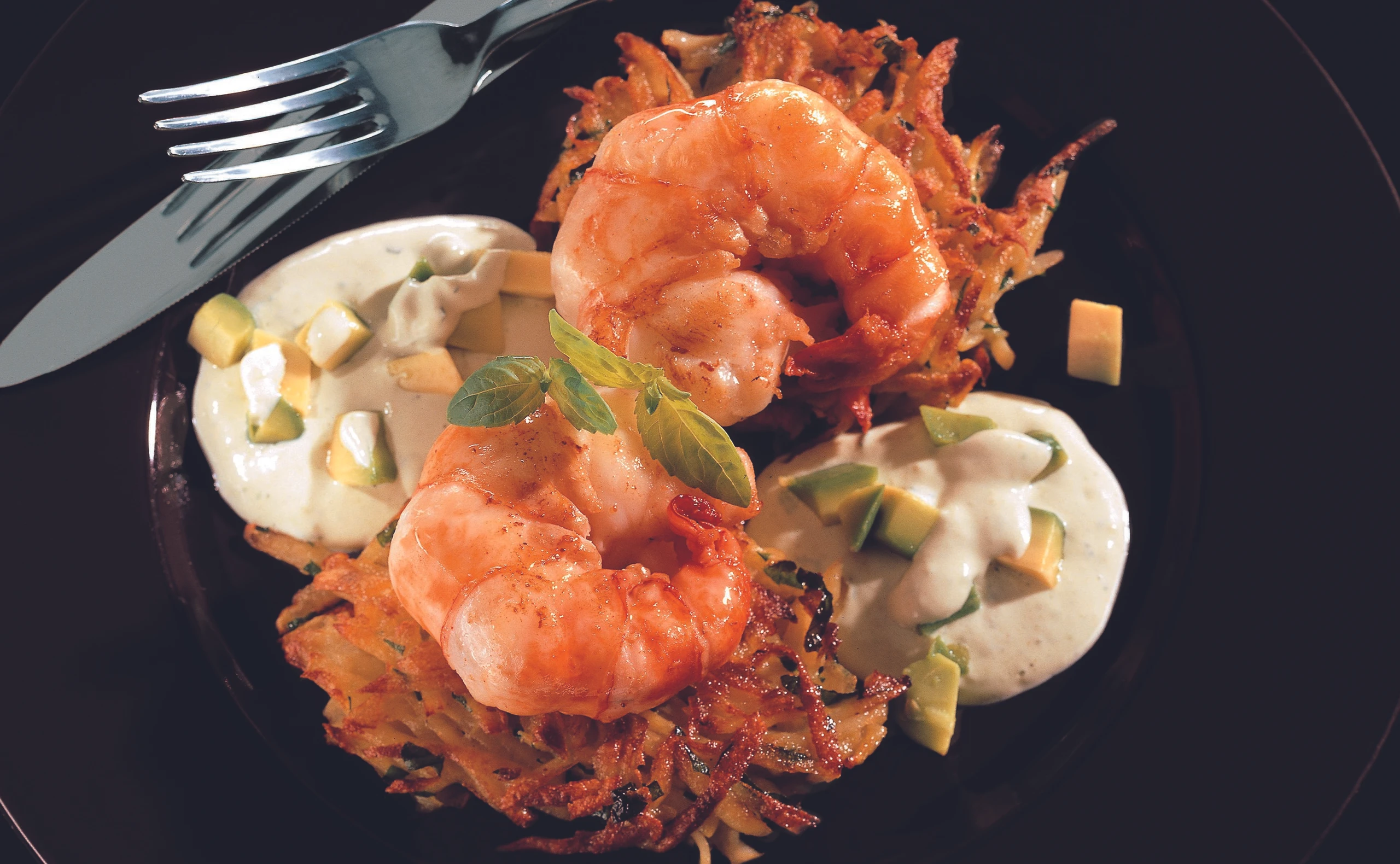 Riesengarnelen mit Erdäpfelpuffern und Avocadosauce