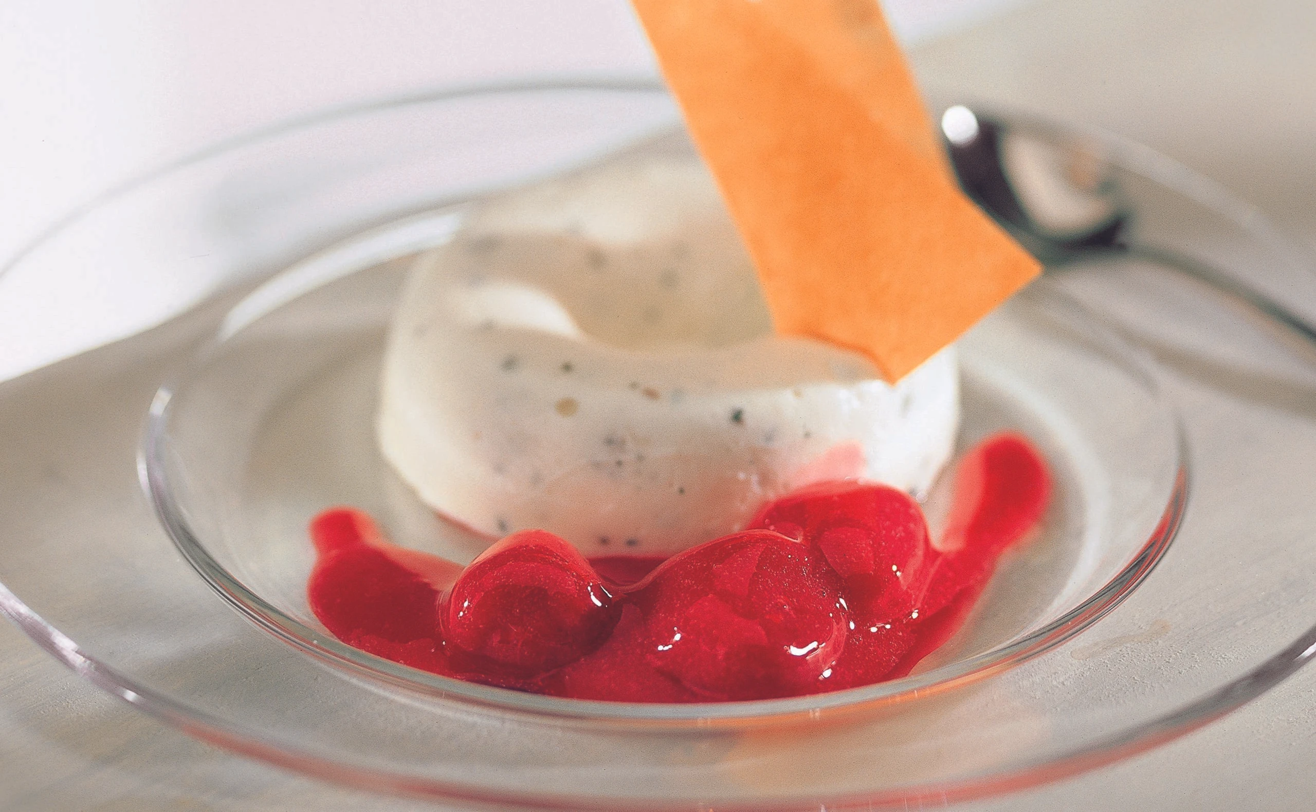 Zitronen-Thymian-Creme mit Himbeeren