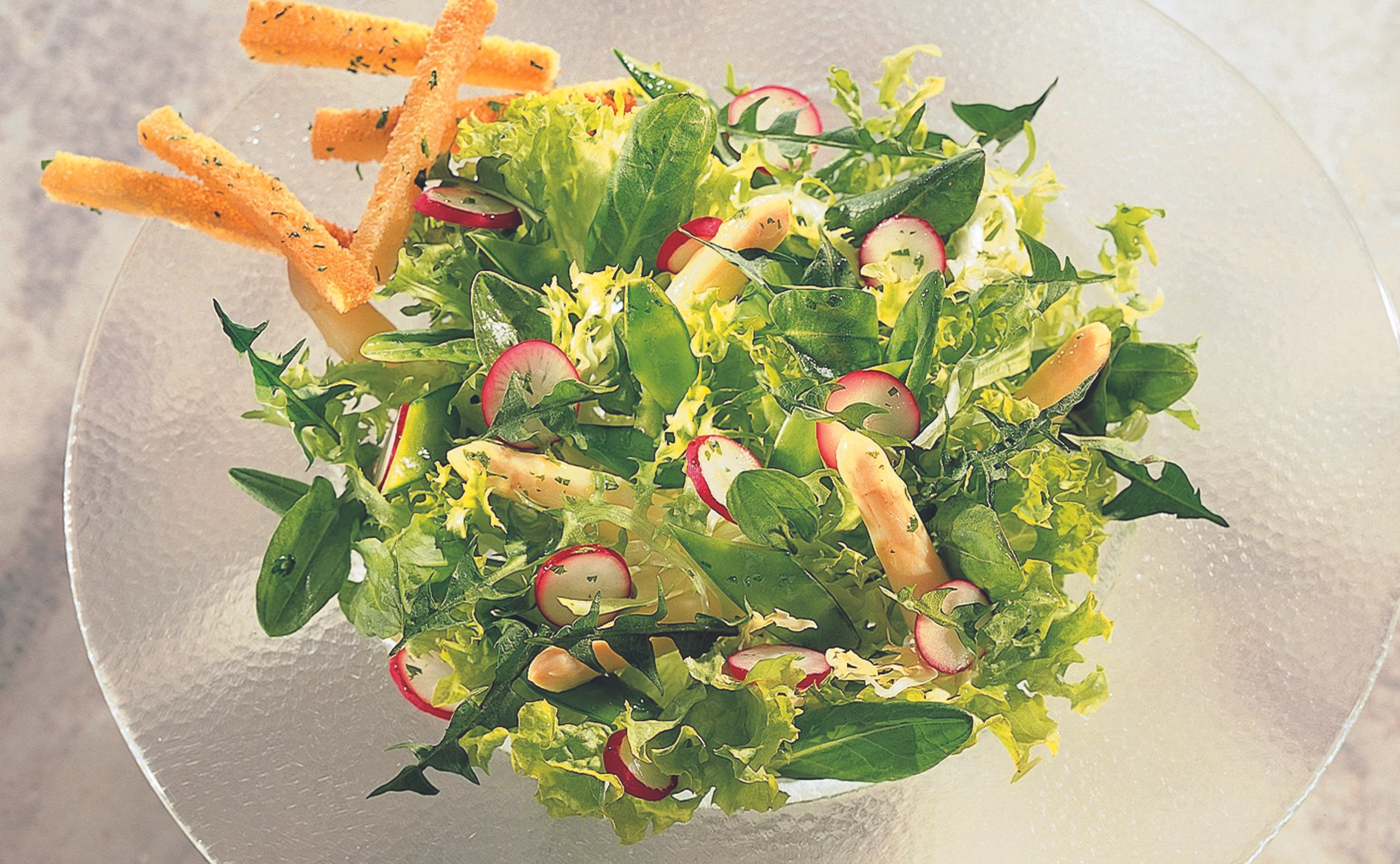 Bunter Frühlingssalat mit Spargel und Erbsenschoten