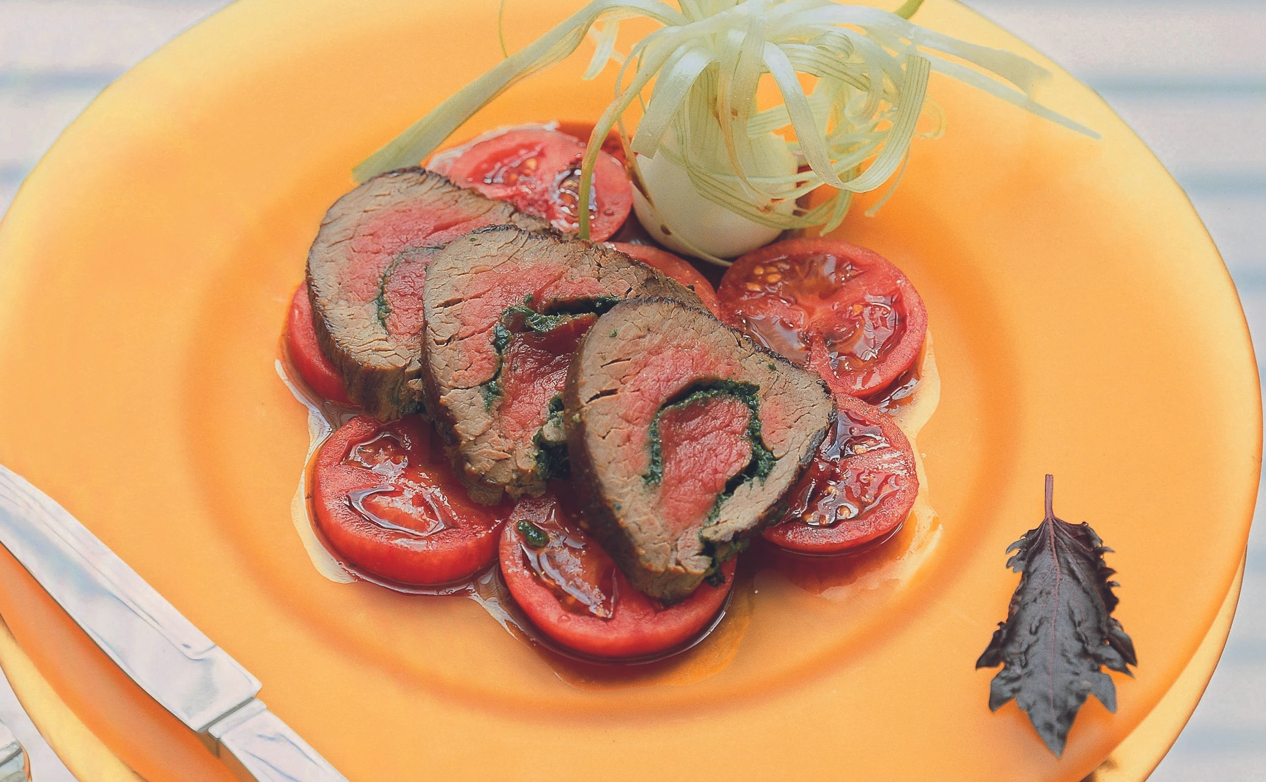 Roulade vom Rindsfilet mit marinierten Paradeisern