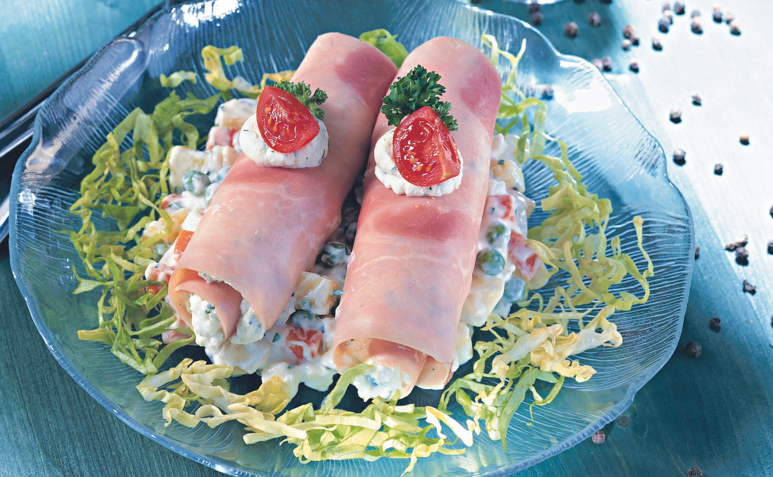 Schinkenrollen mit Kräutertopfenfülle und Gemüse-Mayonnaise