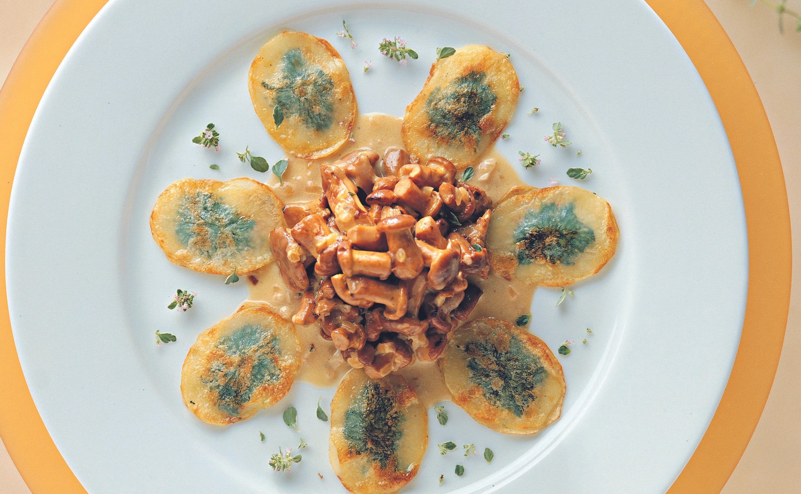Gebratene Erdäpfelravioli mit Kräutern und Eierschwammerln