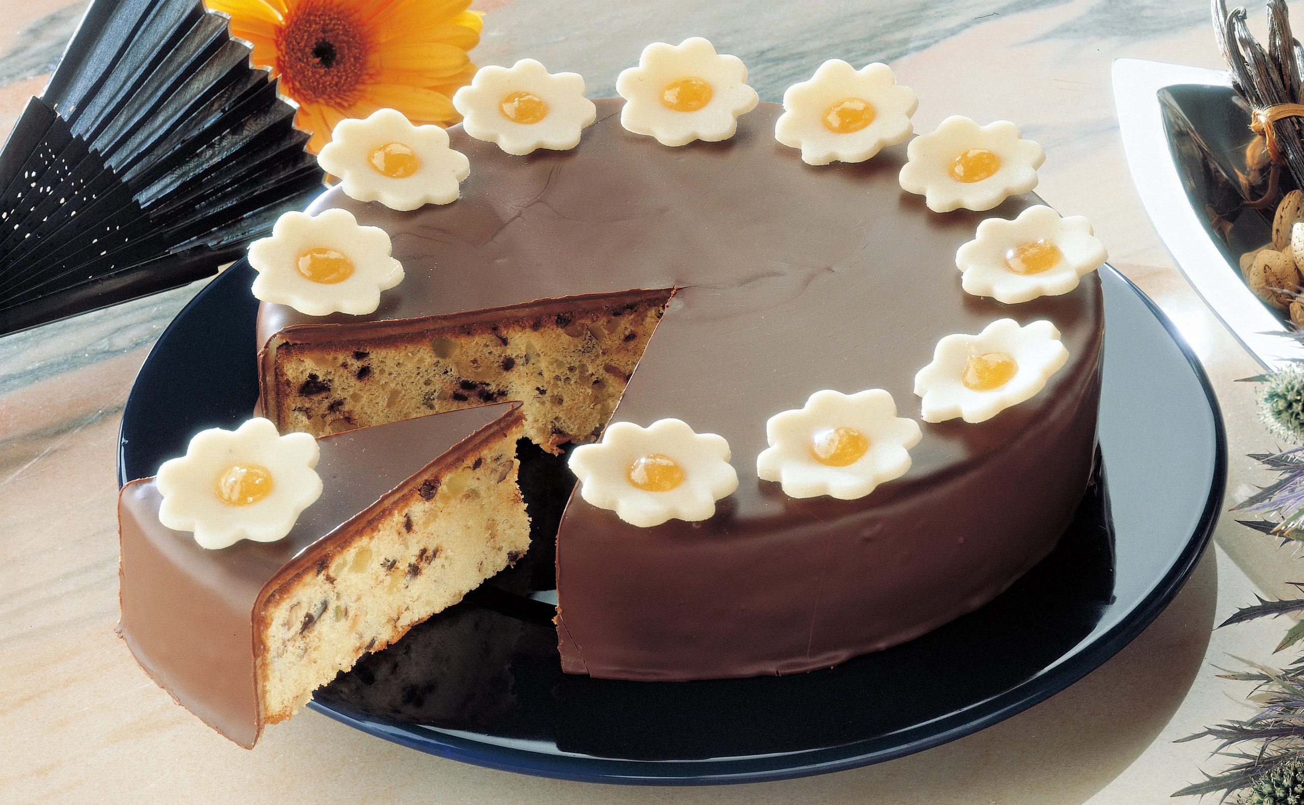 Vanilletorte mit Marzipan-Blumen