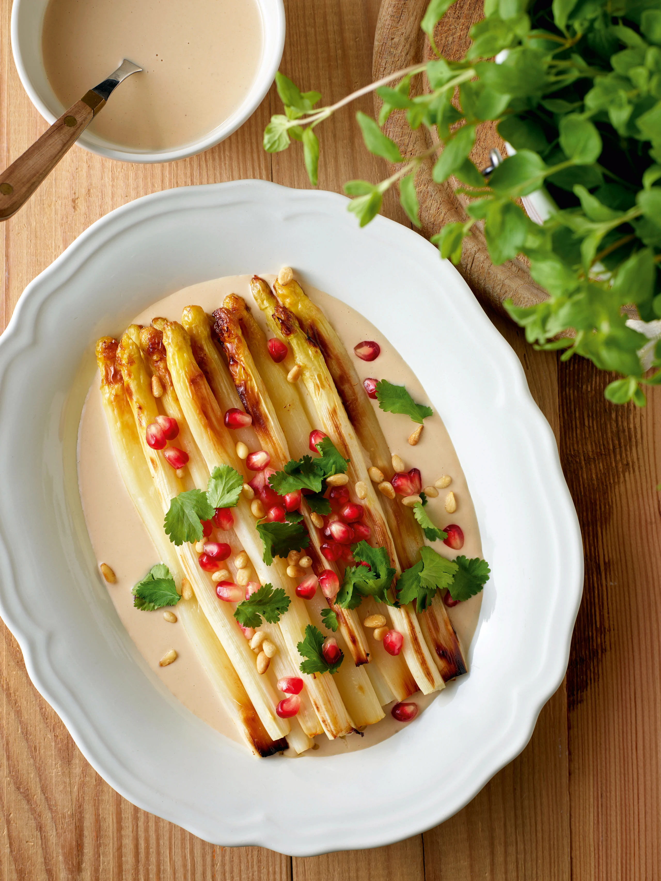 Weißer Ofenspargel mit Tahina-Sauce
