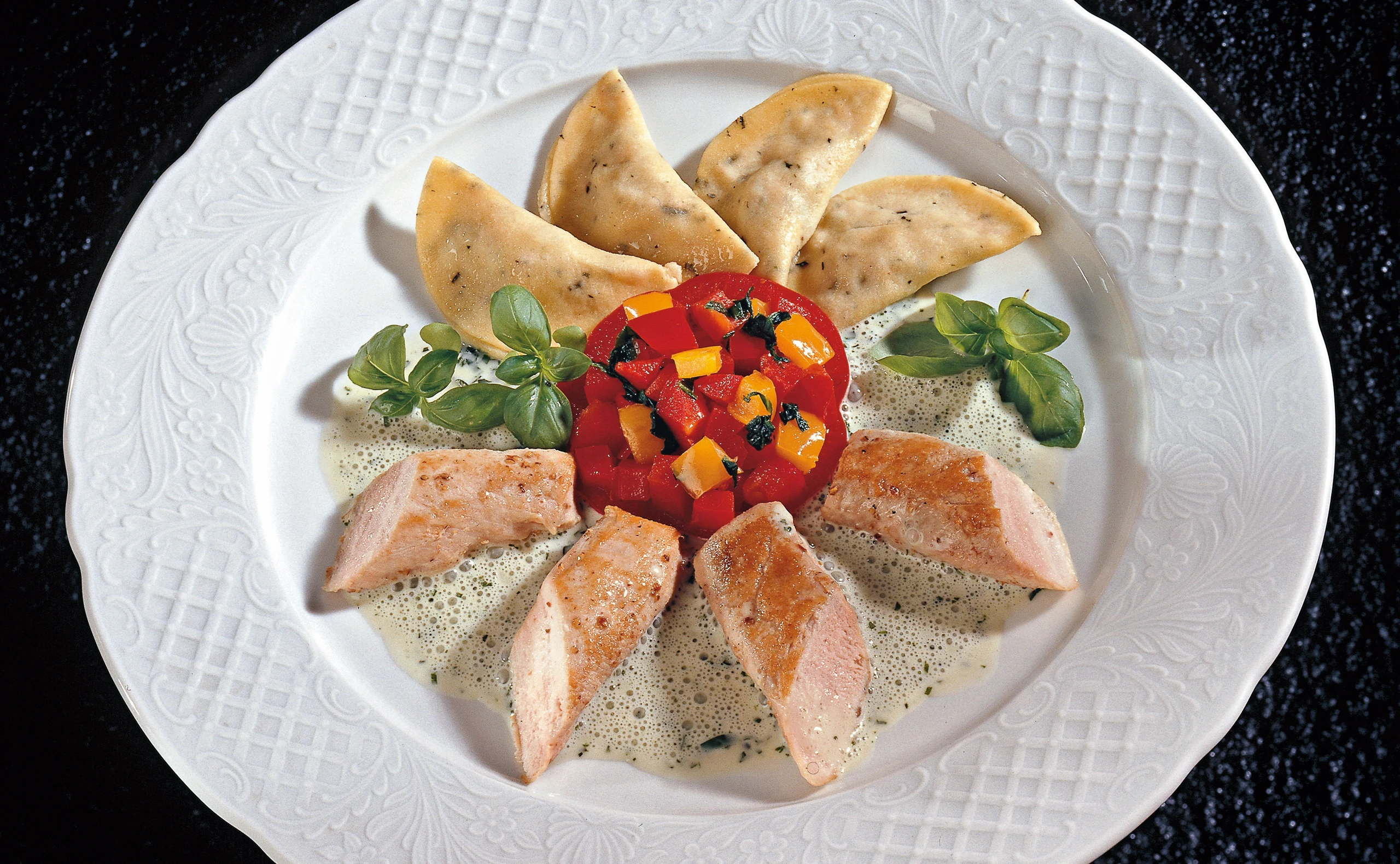 Kaninchenfilet mit Rosmarin-Tascherl, Paprikagemüse und Basilikum-Sauce