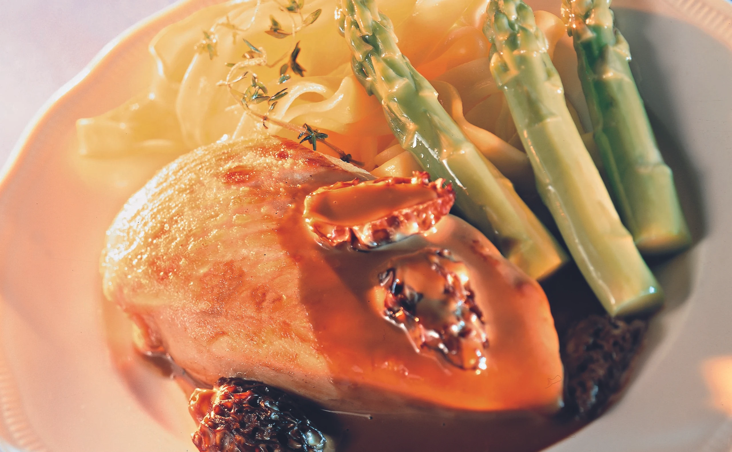 Gebratene Hühnerbrust mit Spargel und Morchelsauce