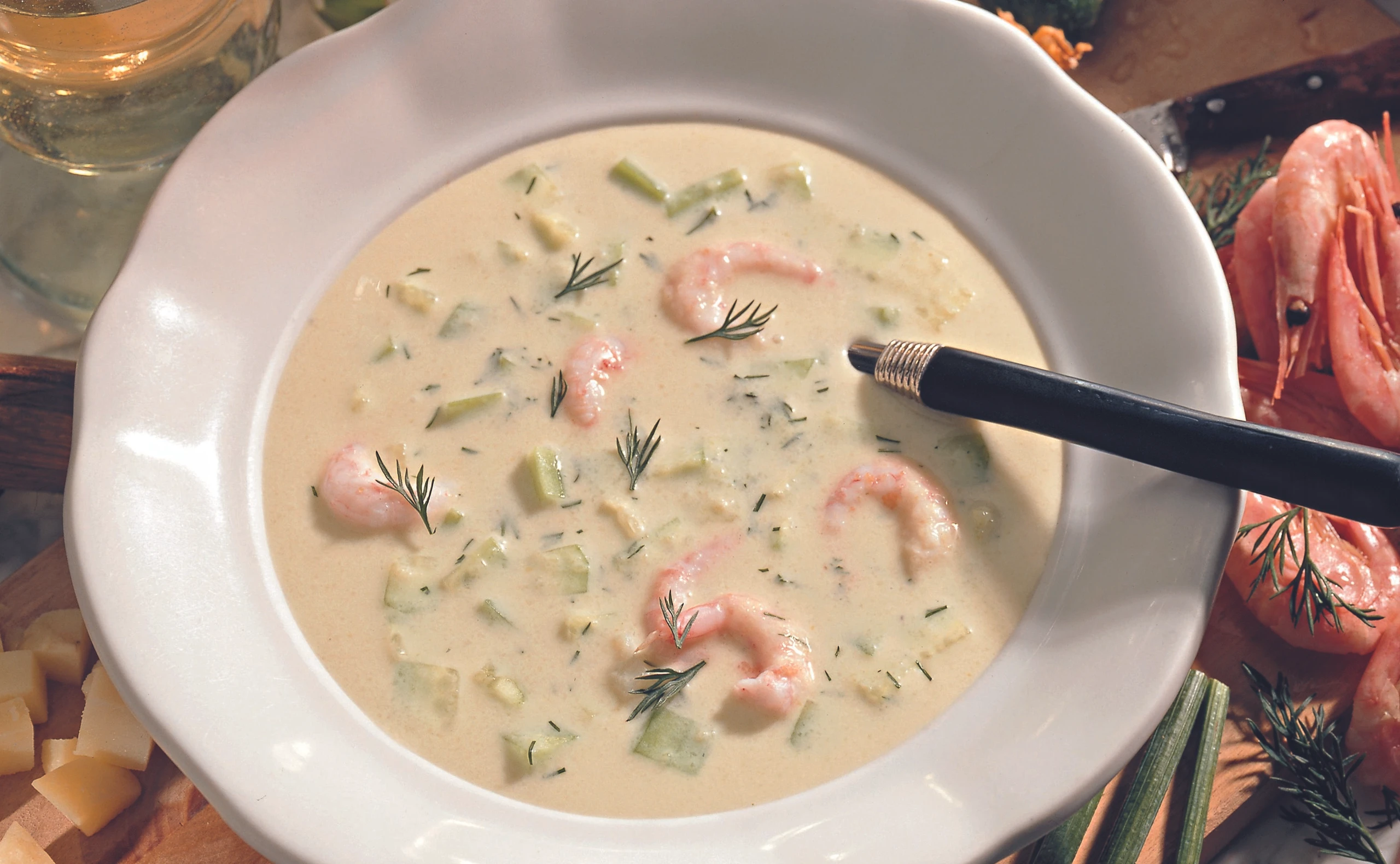 Kalte Gurkensuppe mit Erdäpfeln und Shrimps