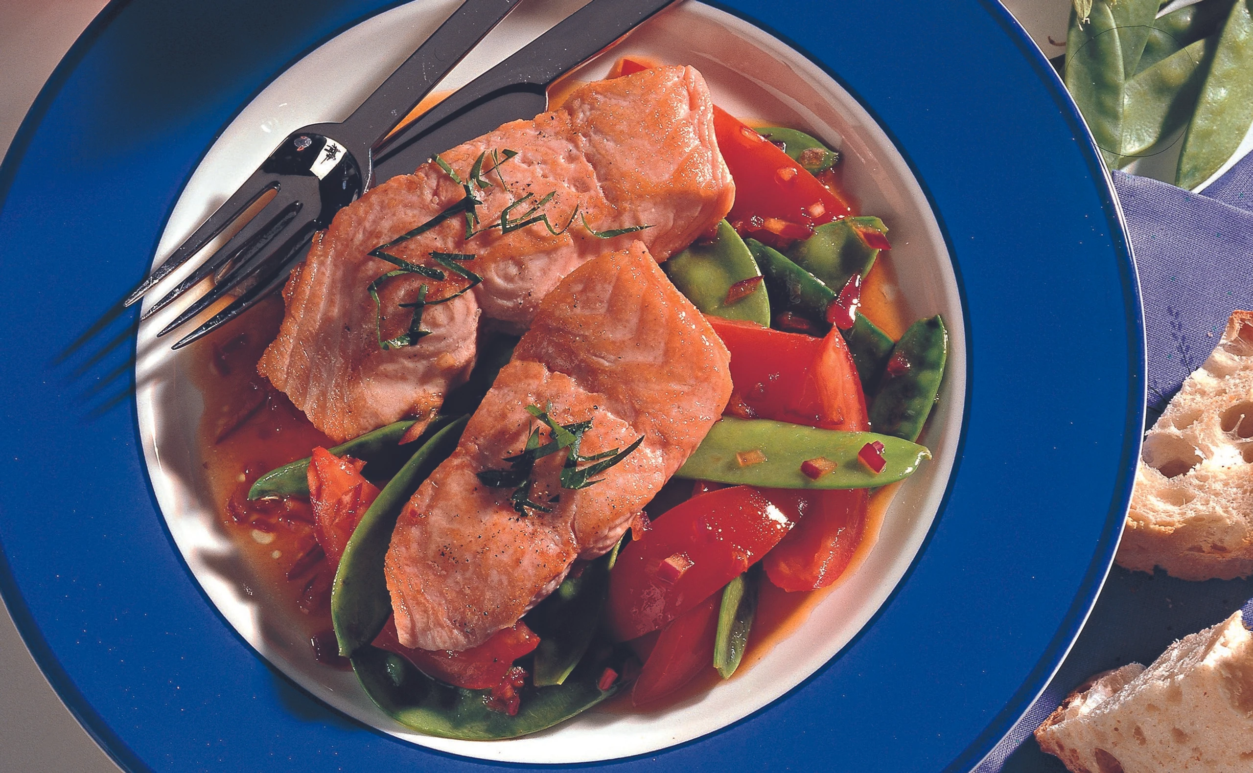 Lachsfilet auf Erbsenschoten-Paradeis-Salat