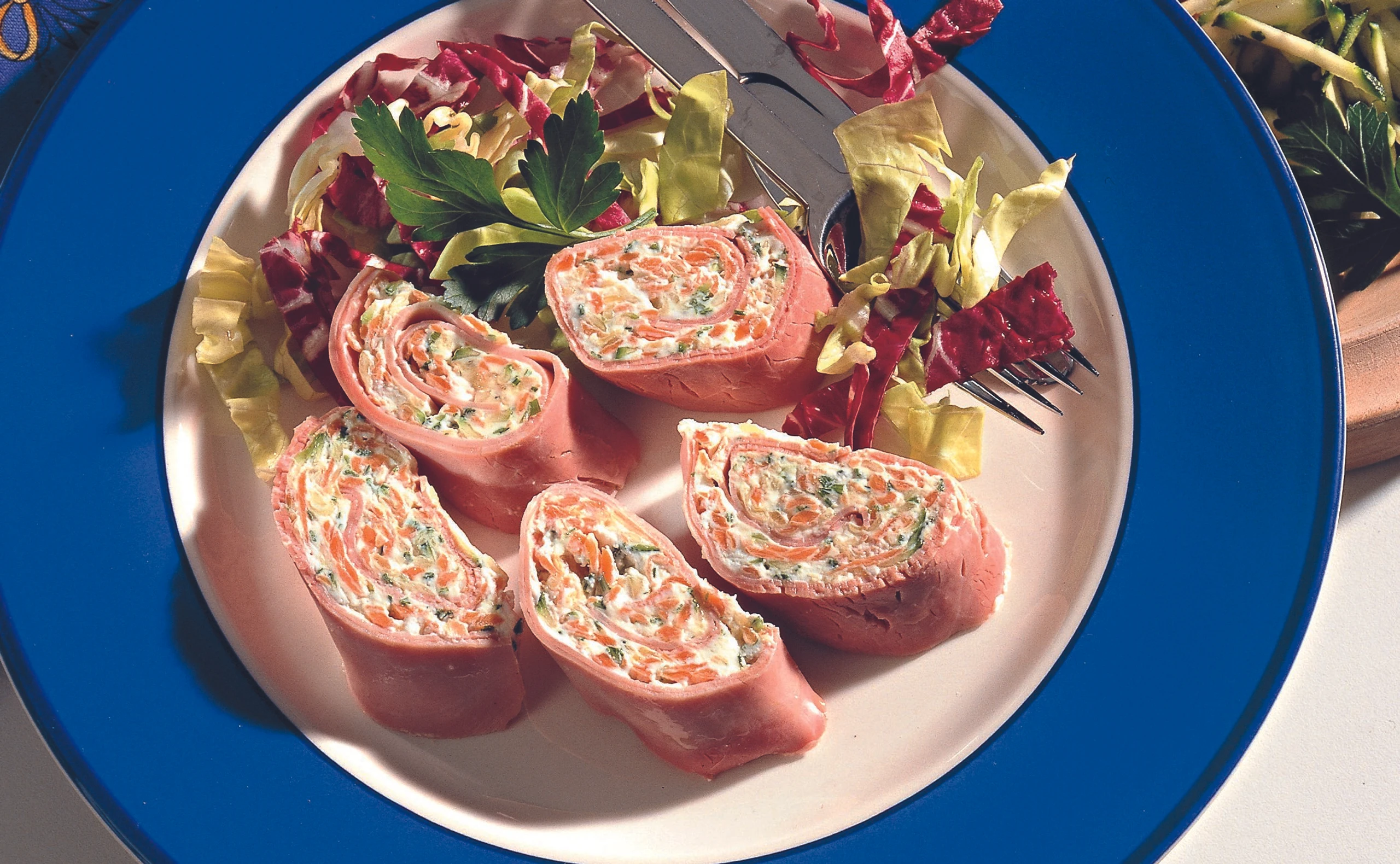 Schinkenrollen mit Rohkost-Kräuter-Fülle und Streifensalat