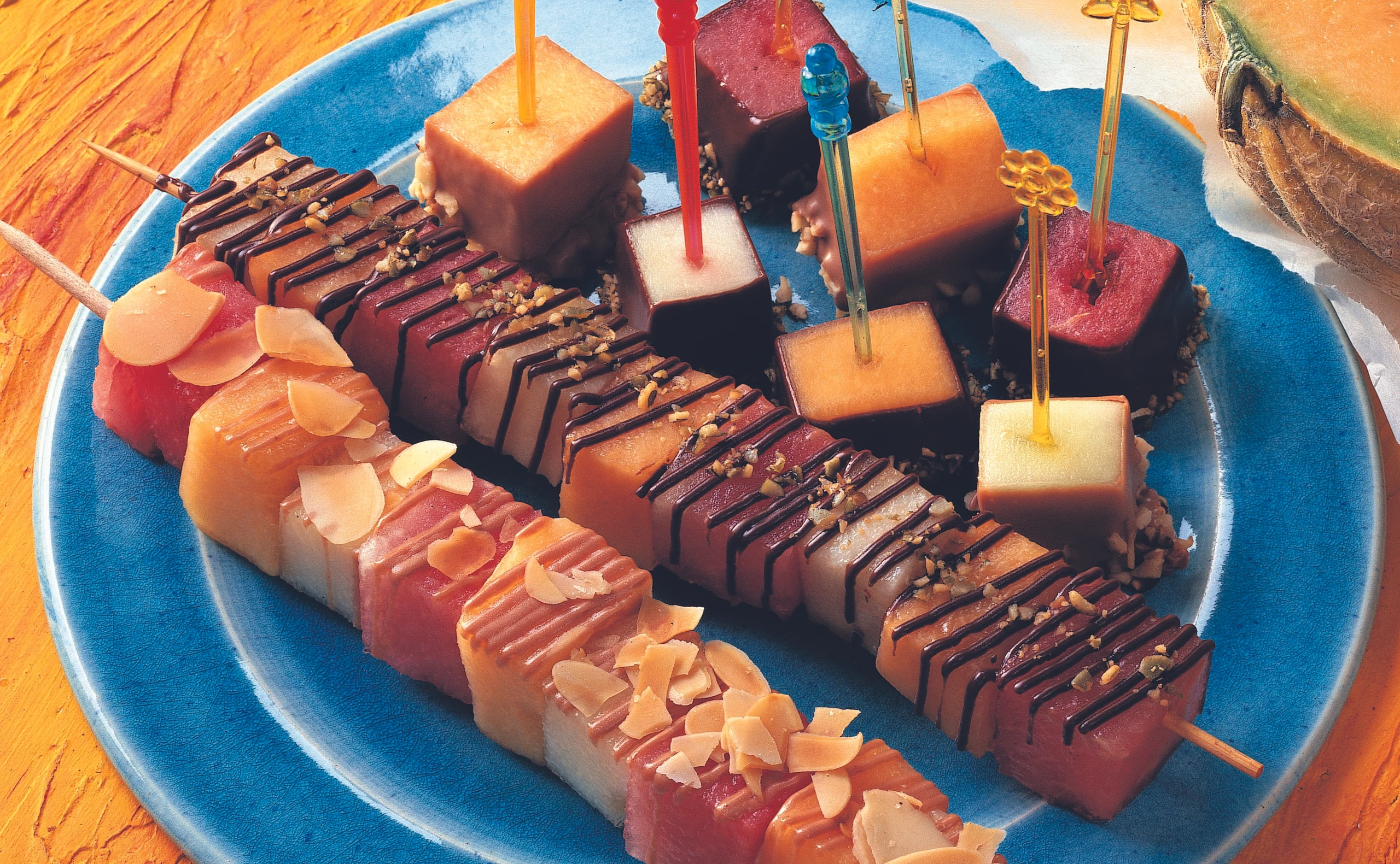 Melonen-Spieße mit Schokolade und Nüssen