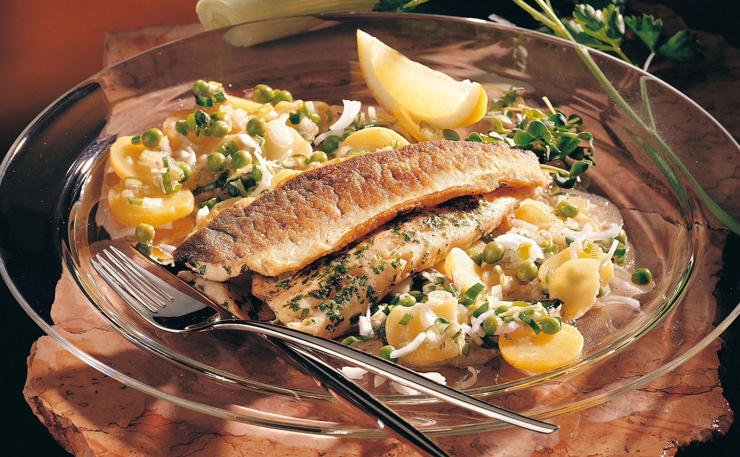 Gemüse-Erdäpfelsalat mit gebratenem Forellenfilet