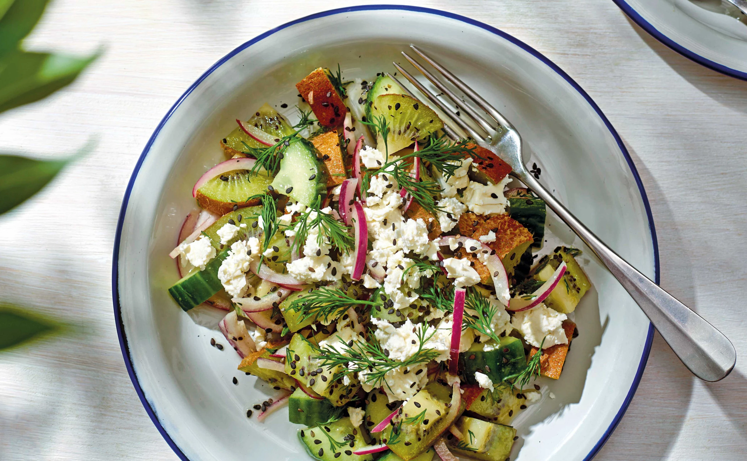 Kiwi-Feta-Salat mit Mandeldressing