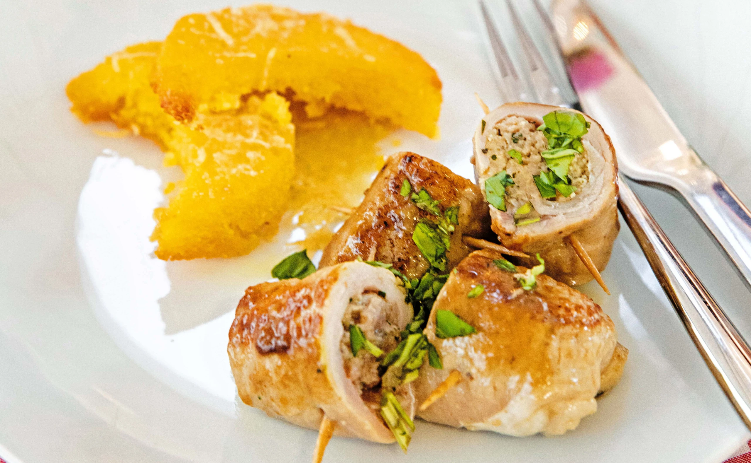 Involtini mit Salsiccia und Gnocchi alla romana