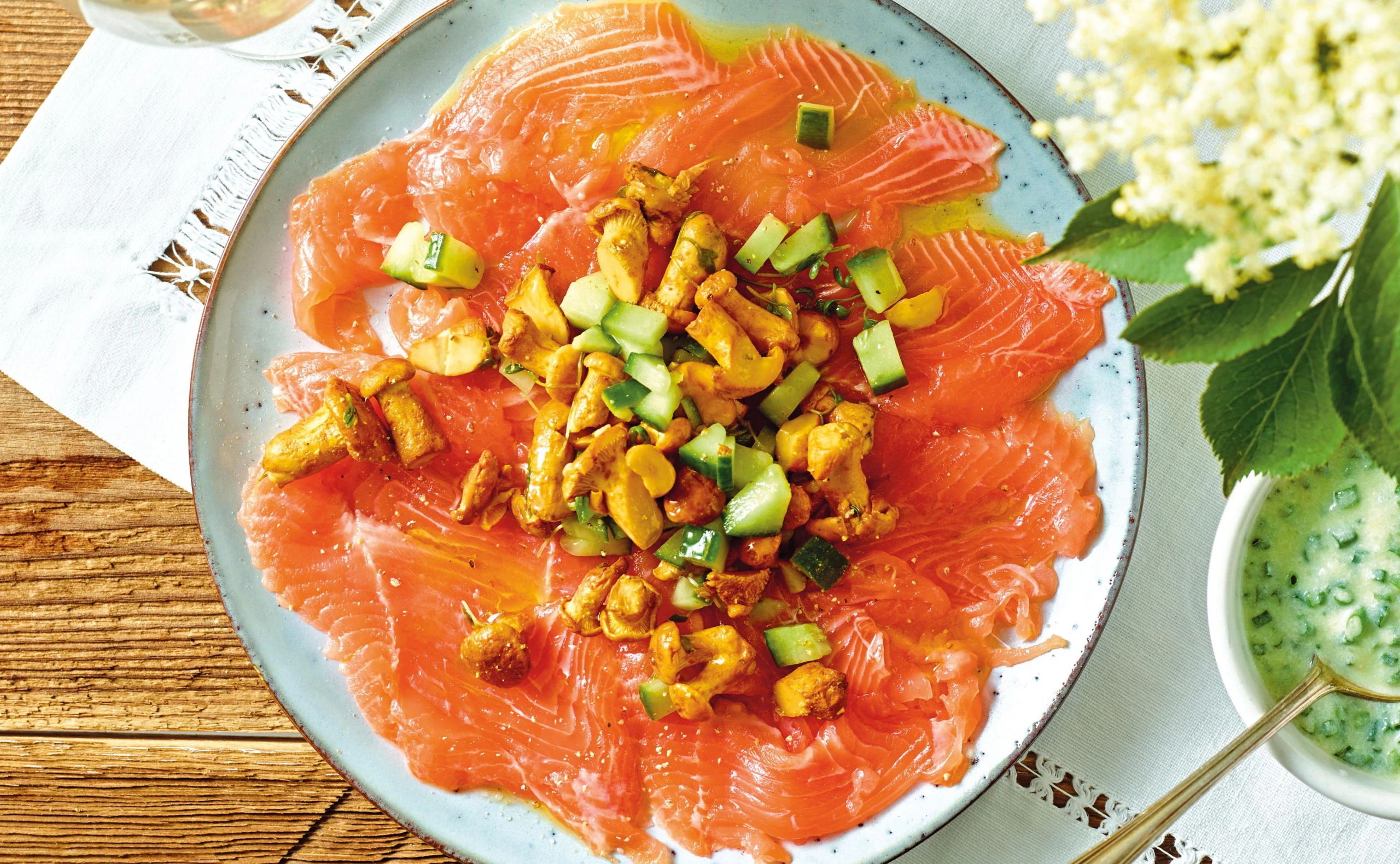 Lachsforellen-Carpaccio mit Schwammerlsalat