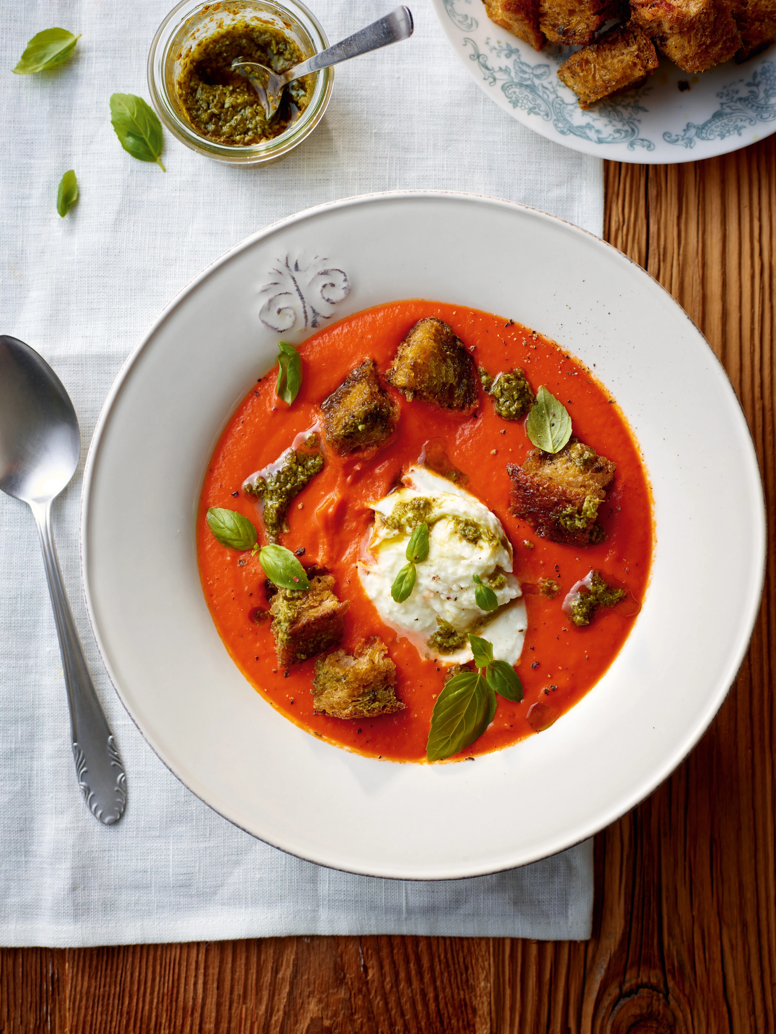 Paradeisersuppe mit Pesto-Croûtons und Büffelmozzarella