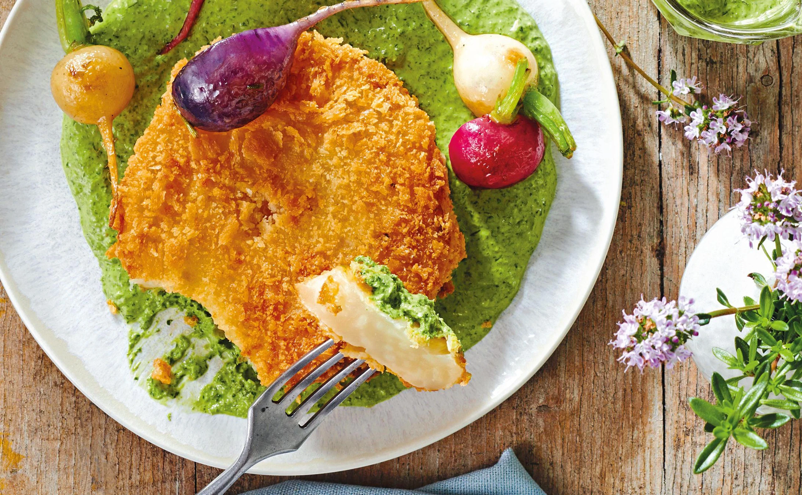 Sellerie-Schnitzel mit Frankfurter Grüne Sauce & gerösteten Radieschen