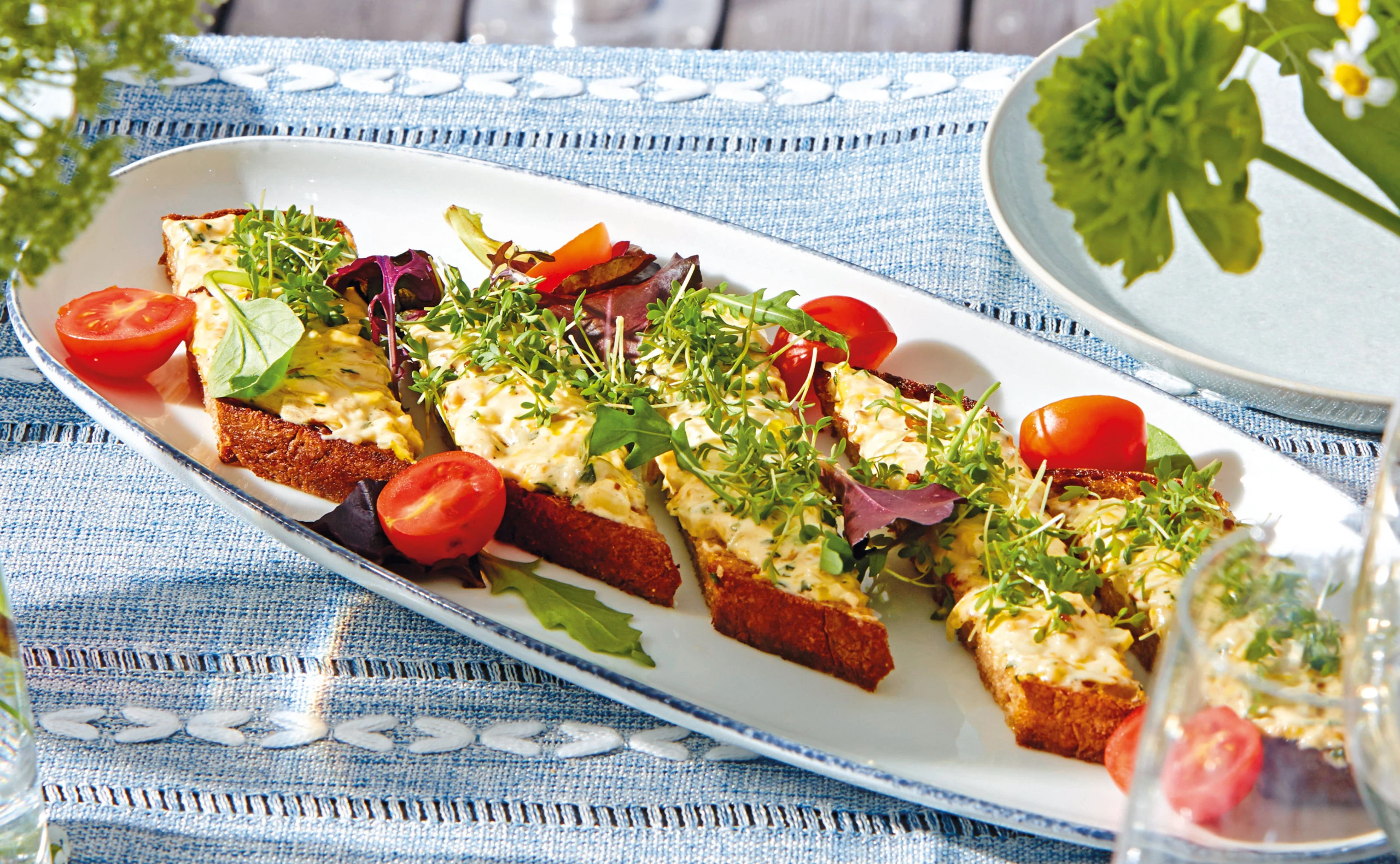 Gegrillte Schwarzbrottoasts mit Lauchmayonnaise