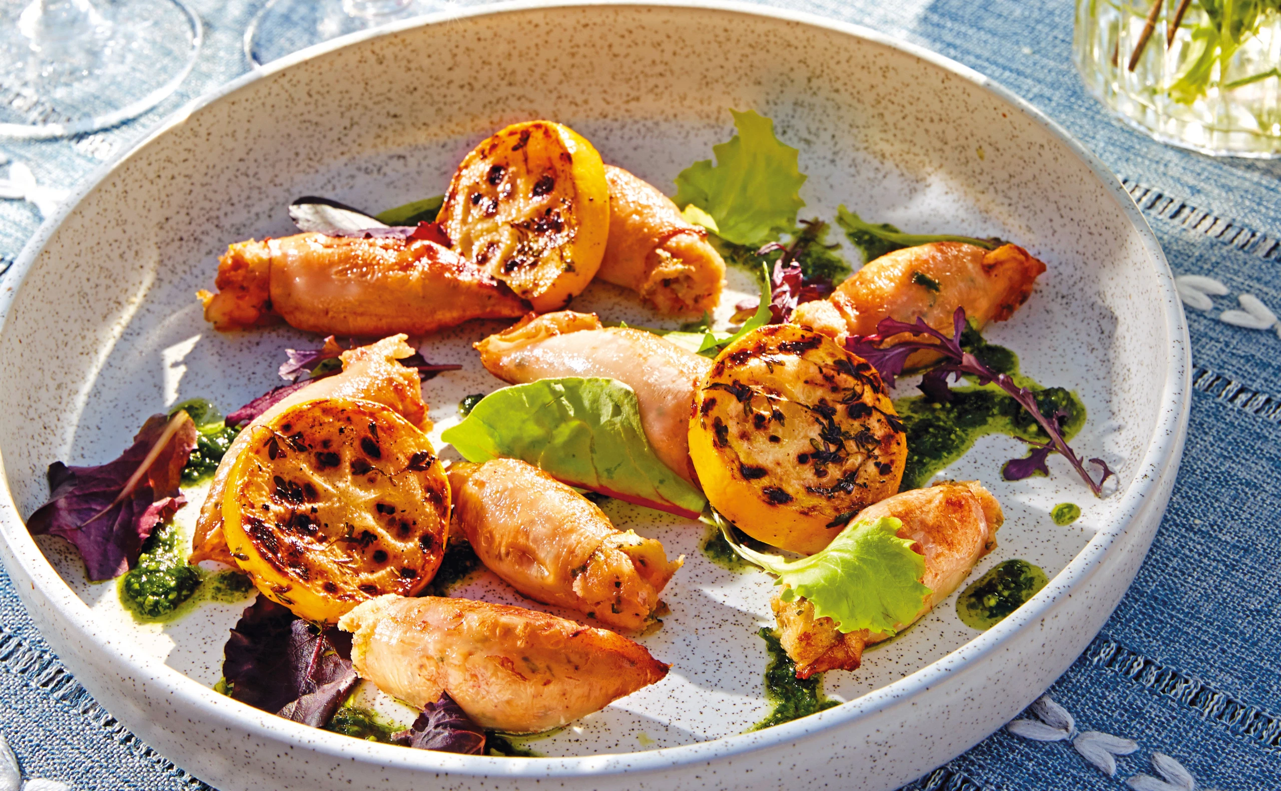 Tintenfischtuben mit Shrimps-Semmelfülle und Kräutersalsa