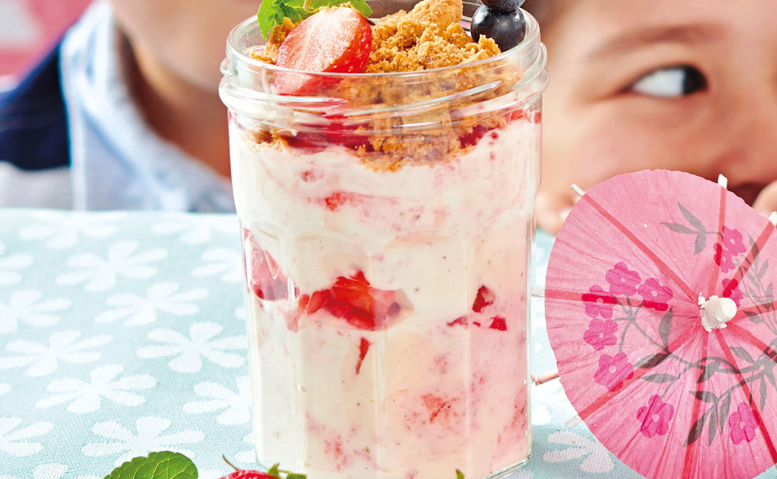 Erdbeer-Joghurt-Trifle mit Obst-Zauberstab