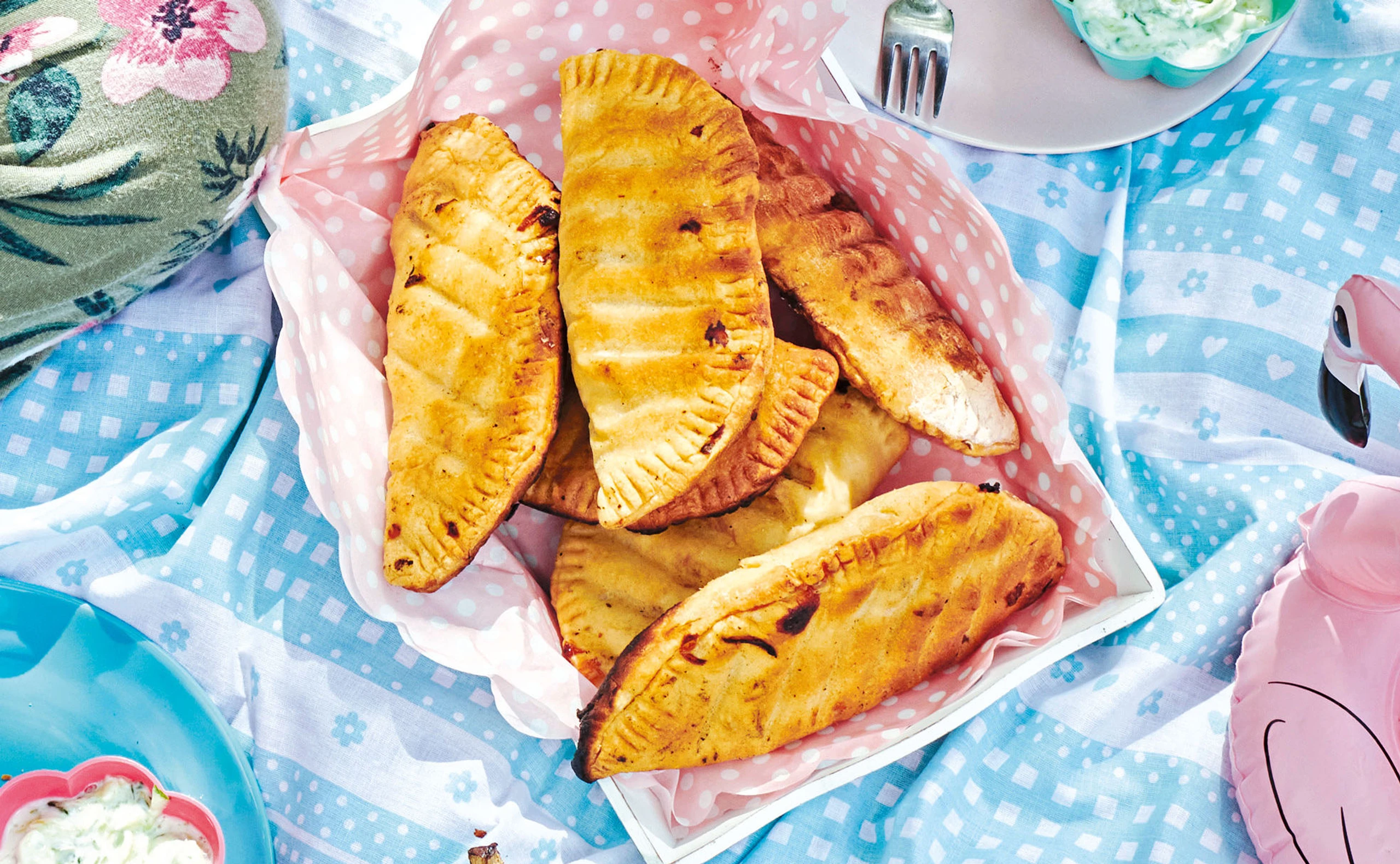 Gefüllte Grillbrote mit Käse und Tsatsiki