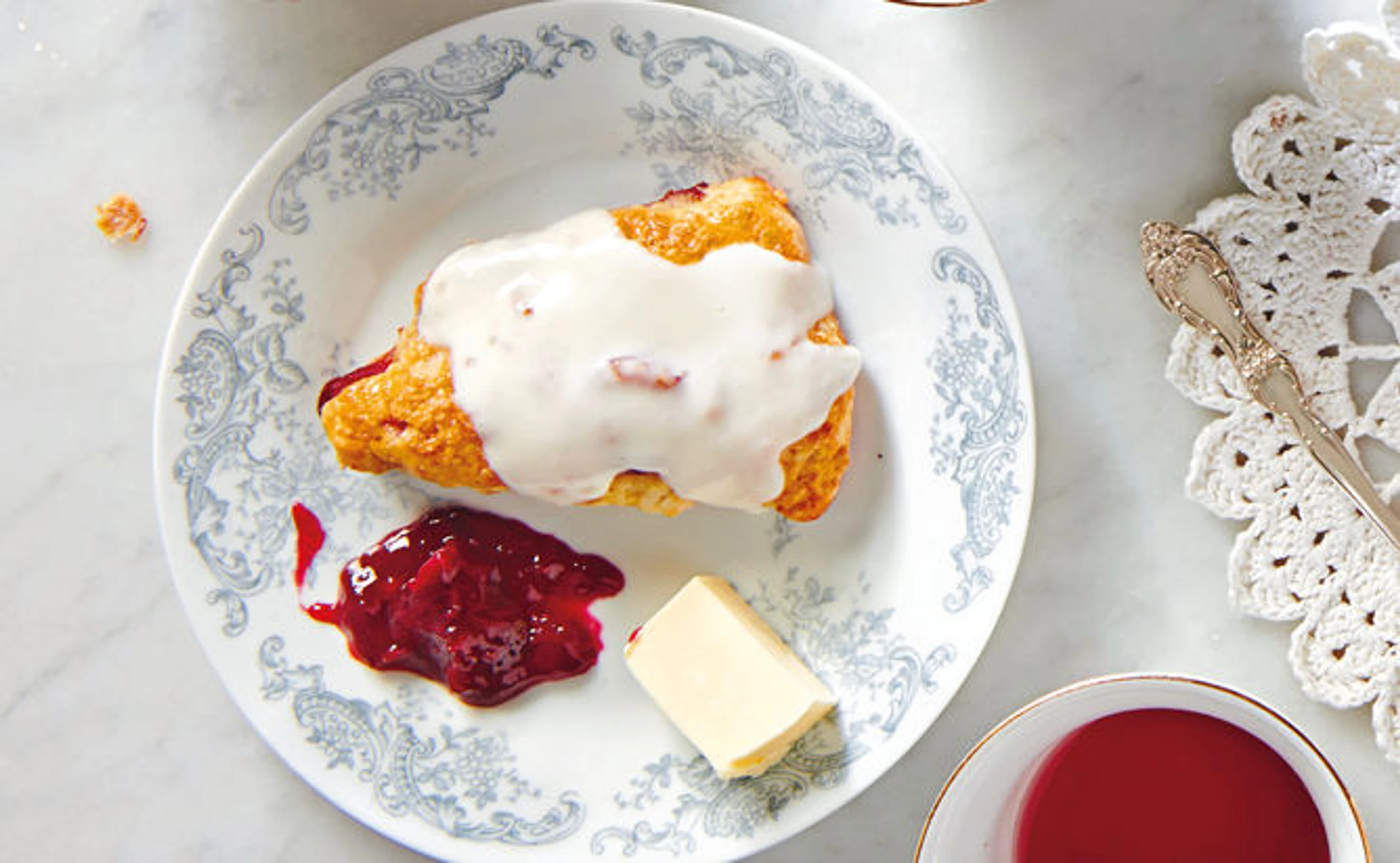 Kirsch-Scones mit Sauerrahmglasur