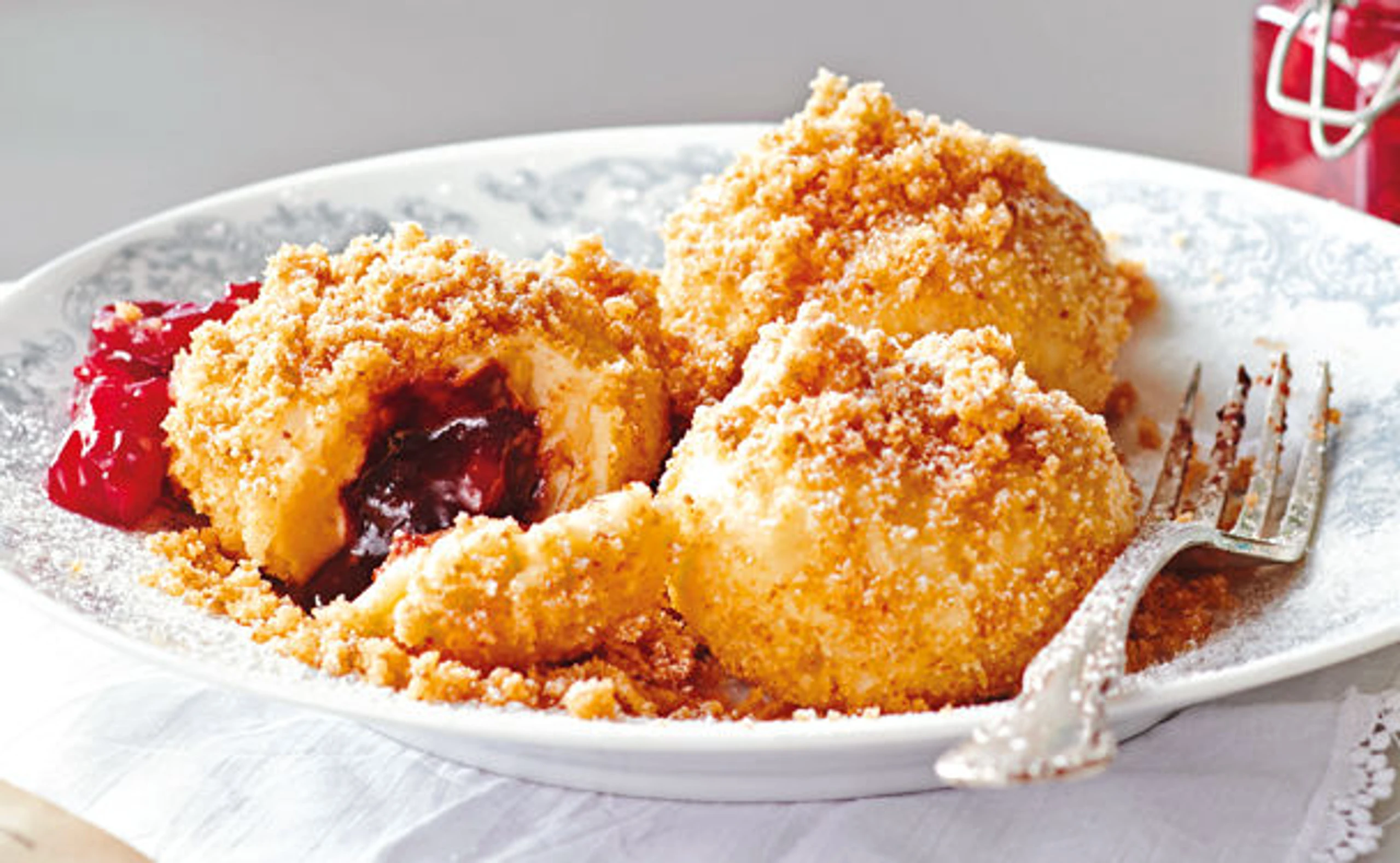 Flaumige Knöderl mit Kirschnougat und Röster