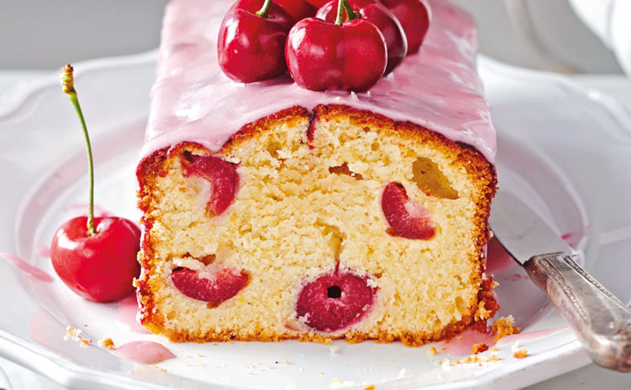 Saftiger Kirschkuchen mit Marzipan