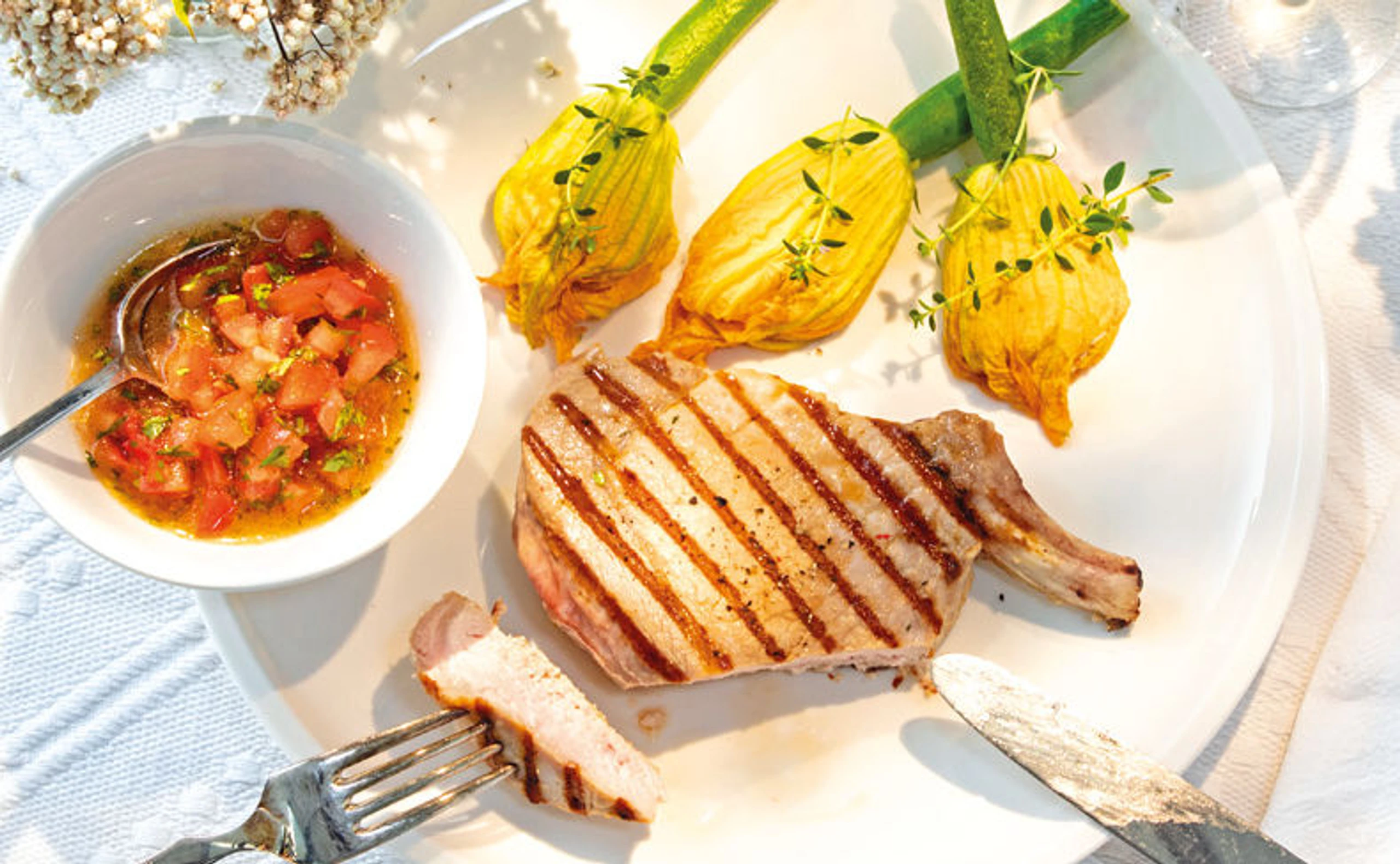 Schweinskotelett mit gefüllten Zucchiniblüten
